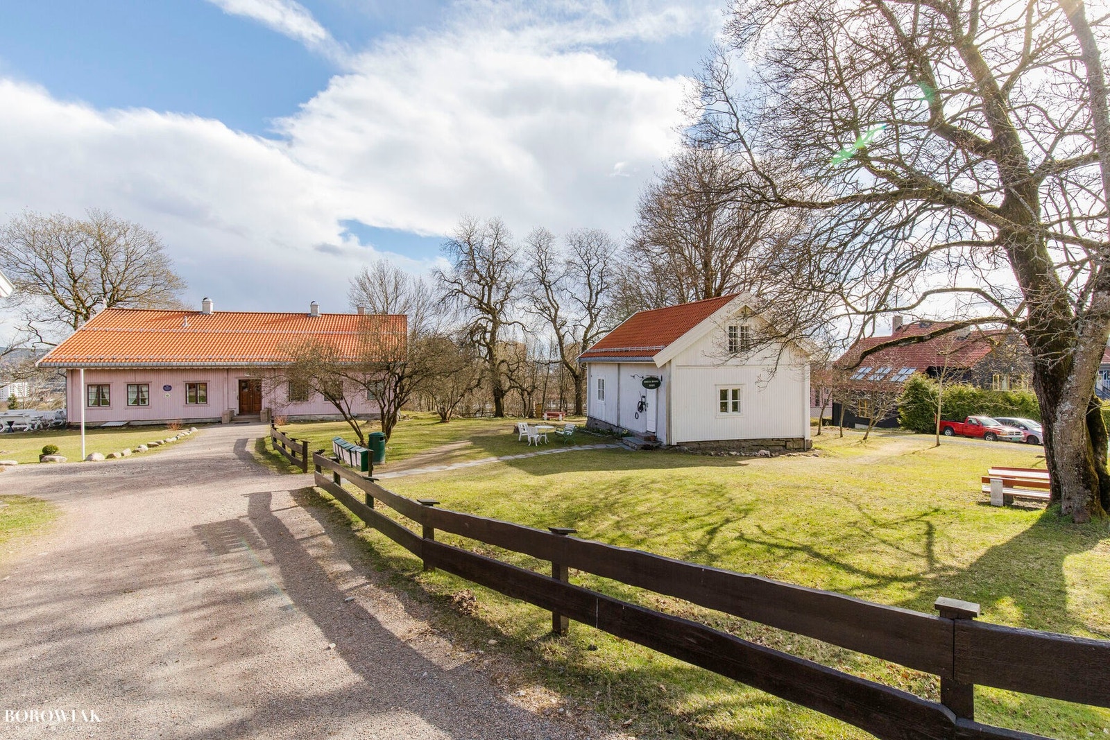 Kort vei til Årvoll gård med flere dyr, søndagskafé, samt selskapslokaler til leie. Galleribilde