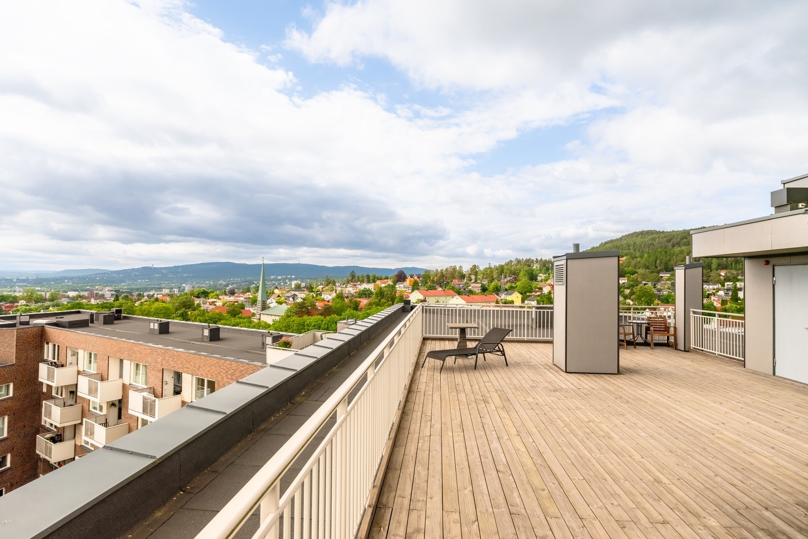 Skulle du ønske å sosialisere deg med naboene kan beboere glede seg over en stor felles takterrasse med spektakulær utsikt over Oslo og Oslofjorden. Galleribilde