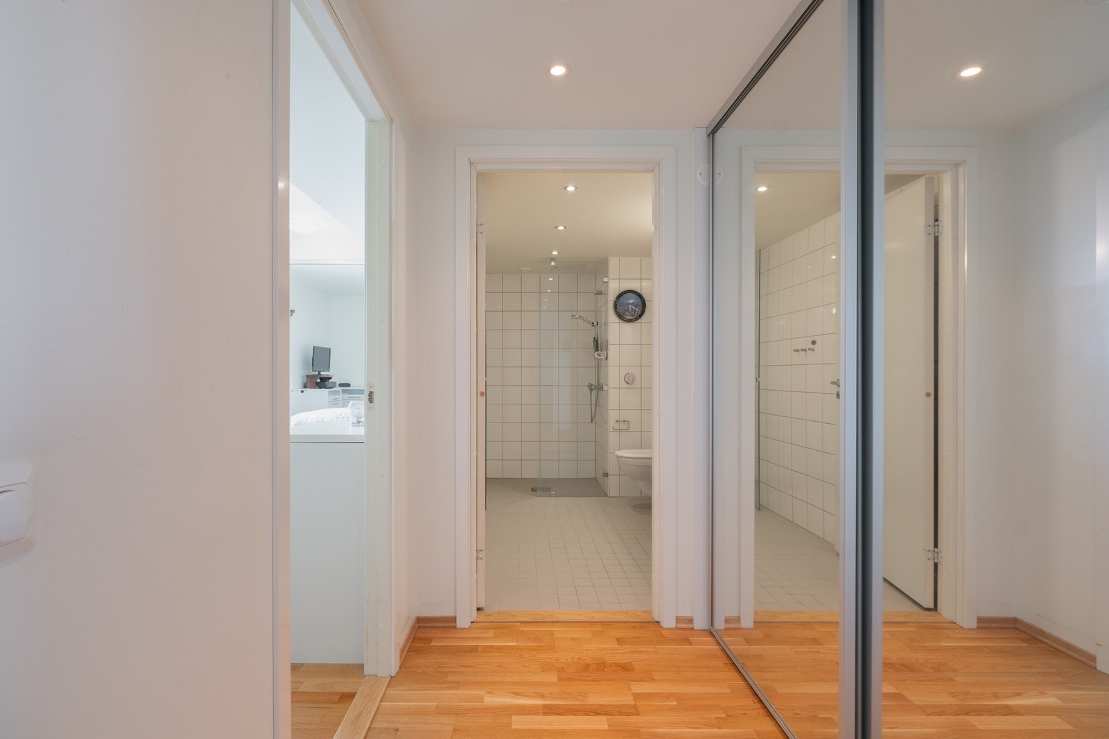 Innenfor entréen er det en mellomgang som kan benyttes som omkledningsrom for hovedsoverommet eller ekstra oppbevaring for yttertøyet ved hjelp av skyvedørsgarderoben langs den ene veggen. Galleribilde