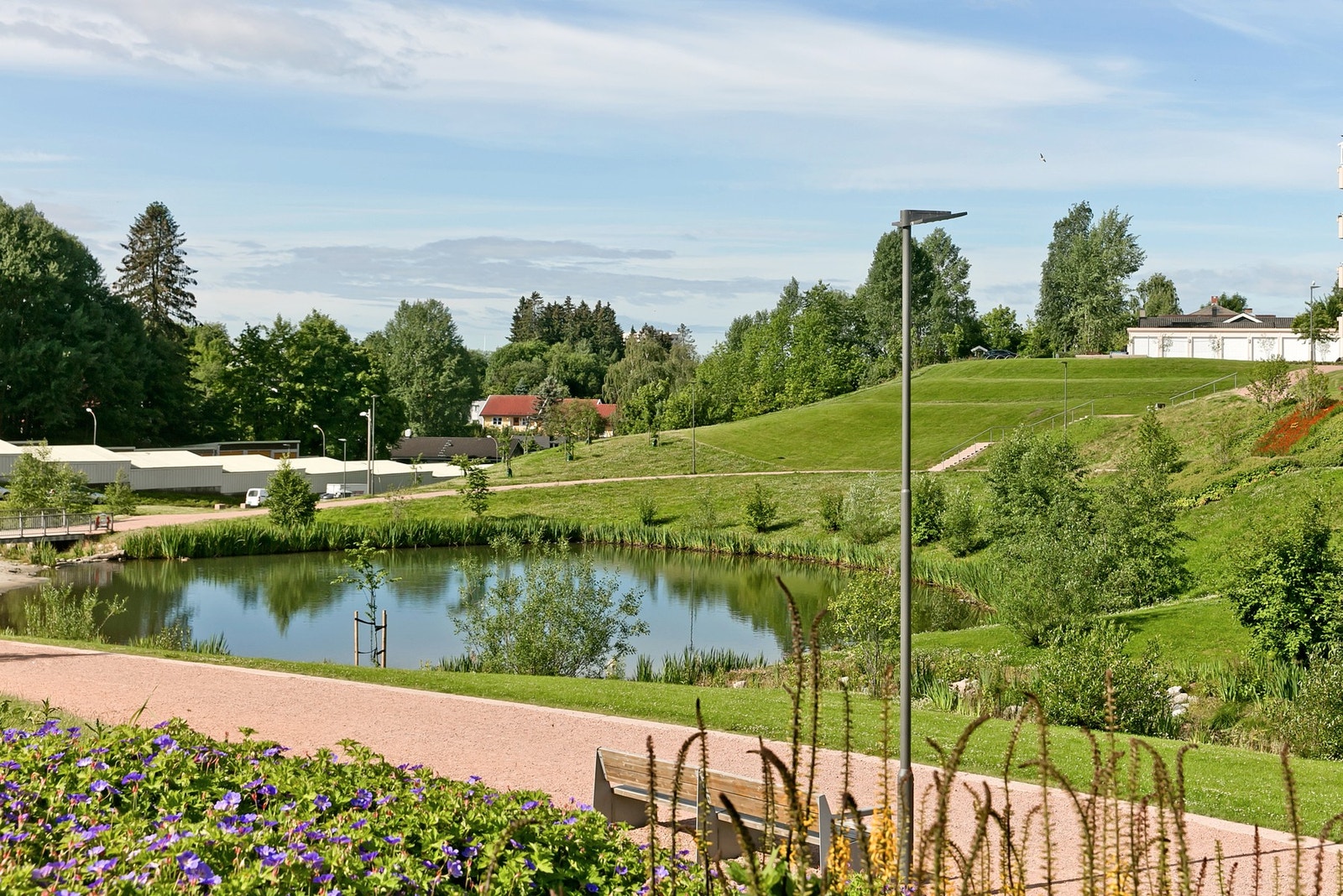Det er kort vei til Bjerkedalen park, med fine stier, paviljong og sandstrand. Parken er pent beplantet, og en av parkens hovedattraksjoner er Hovinbekken med fossefall. Galleribilde