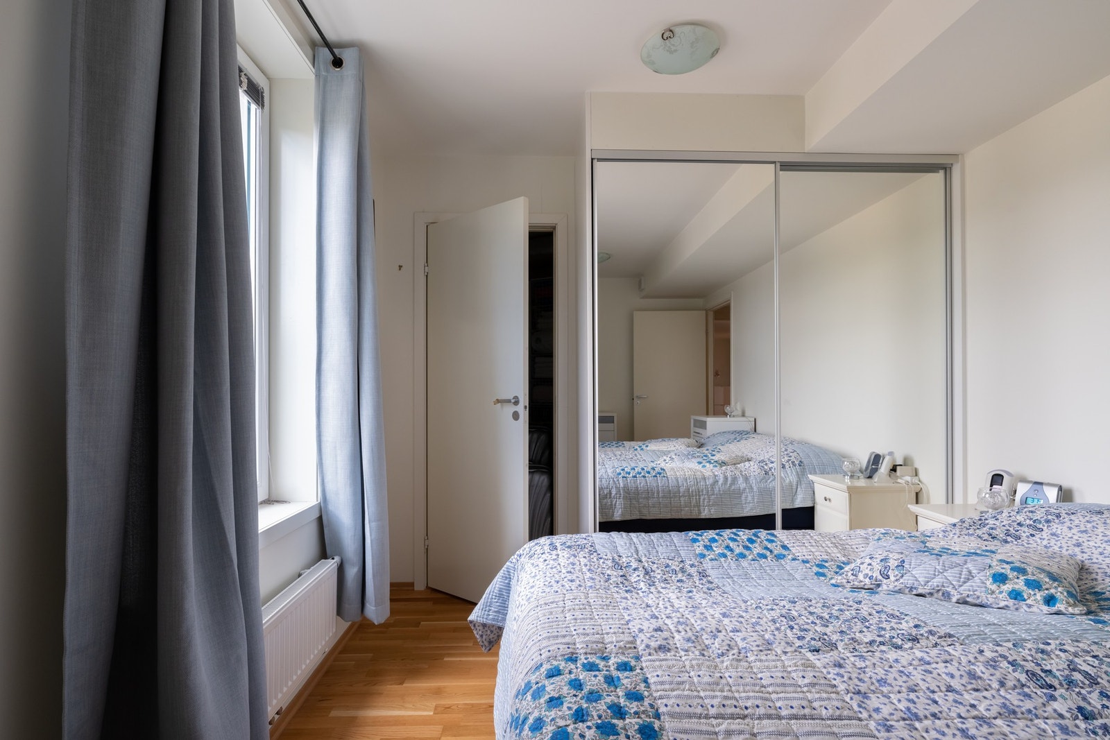 Boligen har tre soverom som er plassert vegg-i-vegg med hverandre. Det er montert skyvedørsgarderobe på hovedsoverommet. Galleribilde