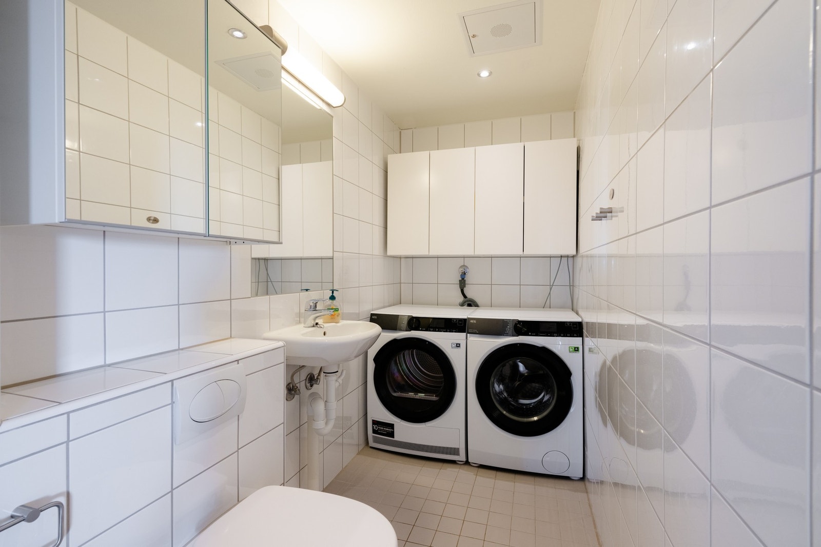 Ved entréen har du boligens separate toalett som også har opplegg for vaskemaskin samt tørketrommel Galleribilde