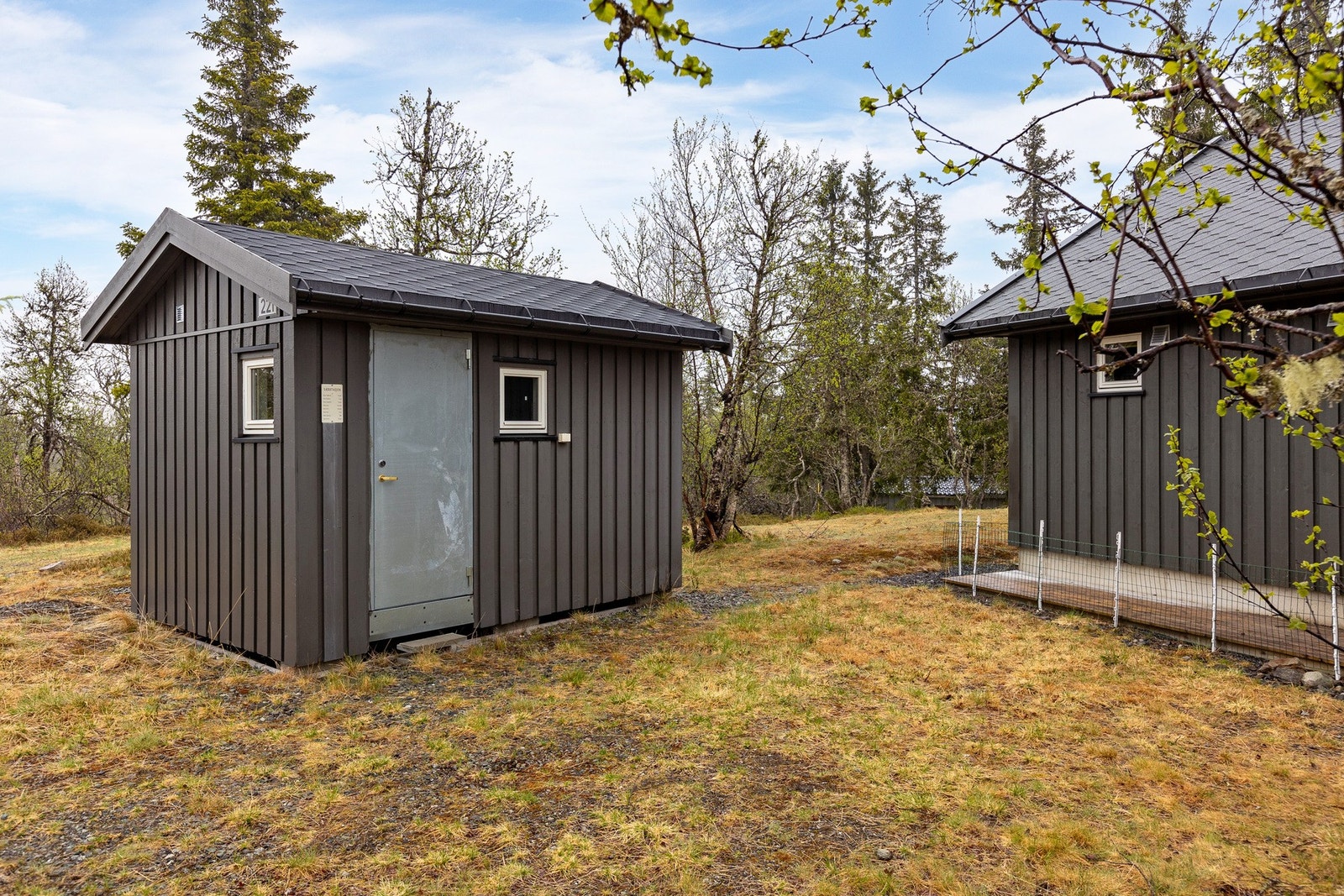 Frittstående uthus gir praktisk lagringsplass. Galleribilde