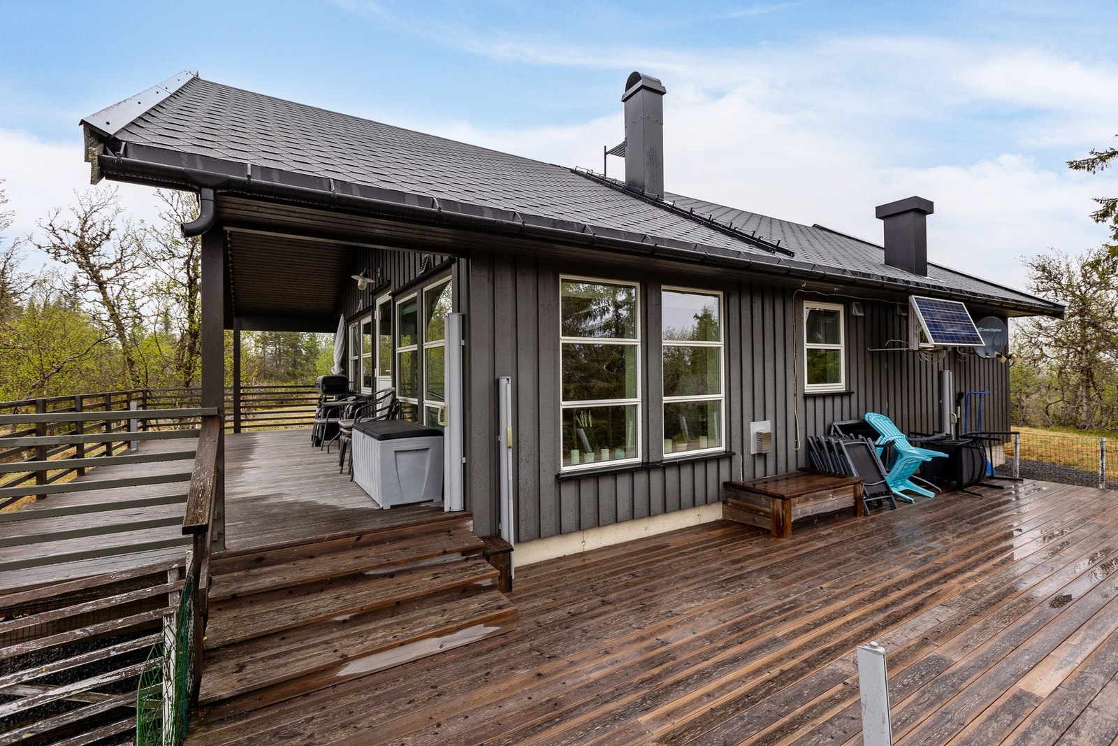 Stor terrasse med gode oppholdsarealer rundt hytta. Galleribilde