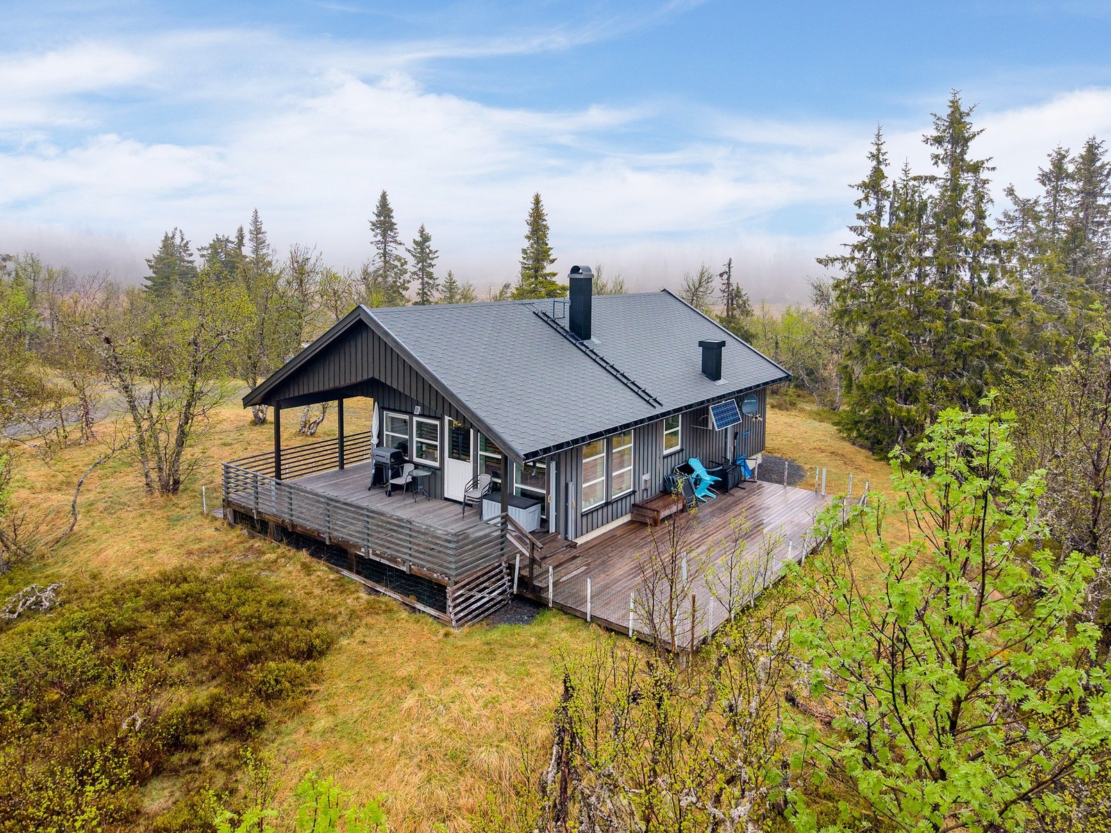 Moderne fritidsbolig med høy og fri beliggenhet i naturskjønne omgivelser. Galleribilde