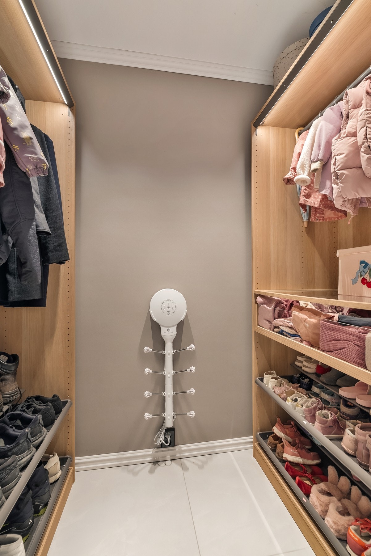 Praktisk garderobe i tilknytning til entréen med god plass til organisering. Galleribilde