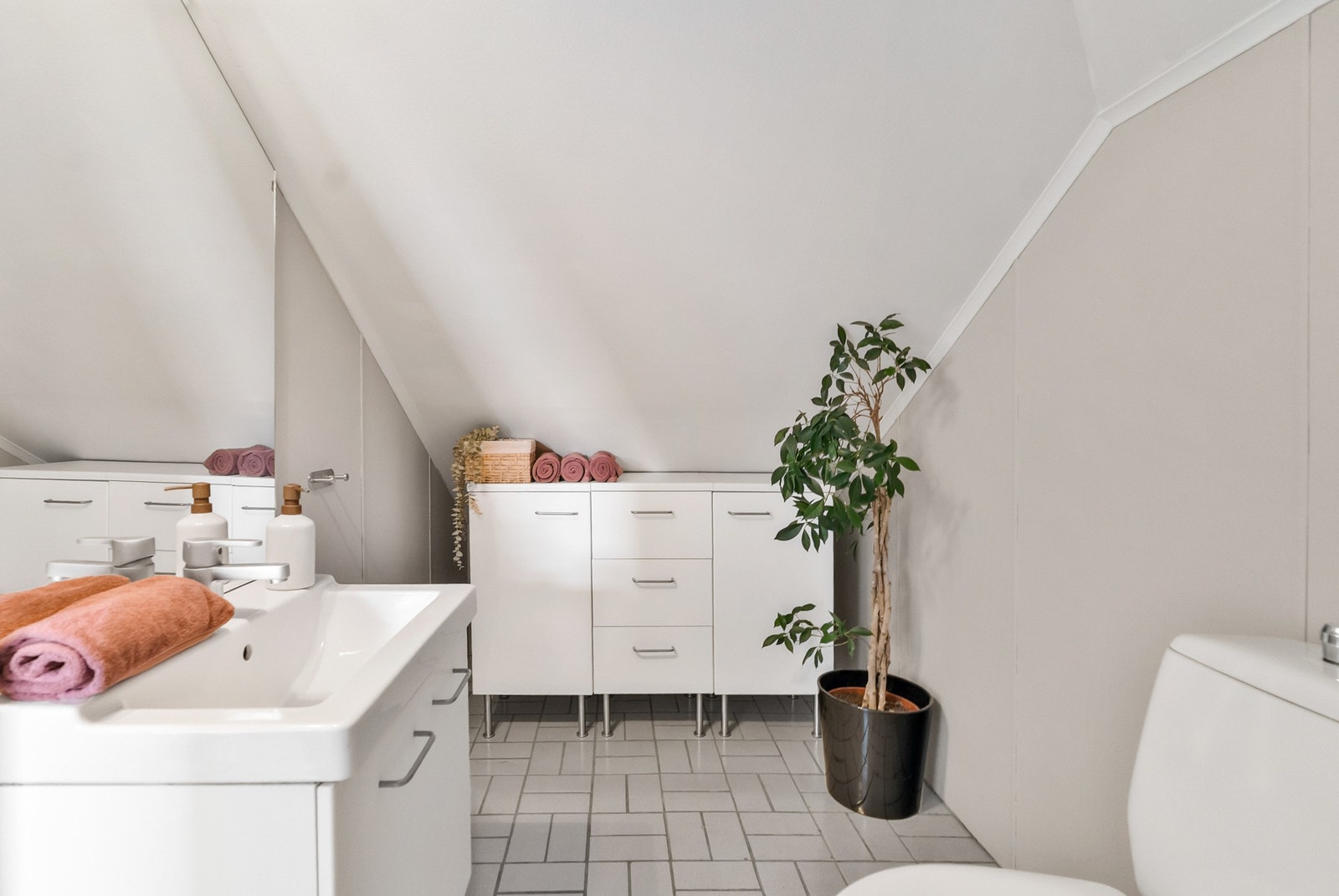 Toalettrommet på loftet har servant i innredning og klinkerfliser på gulv. Galleribilde