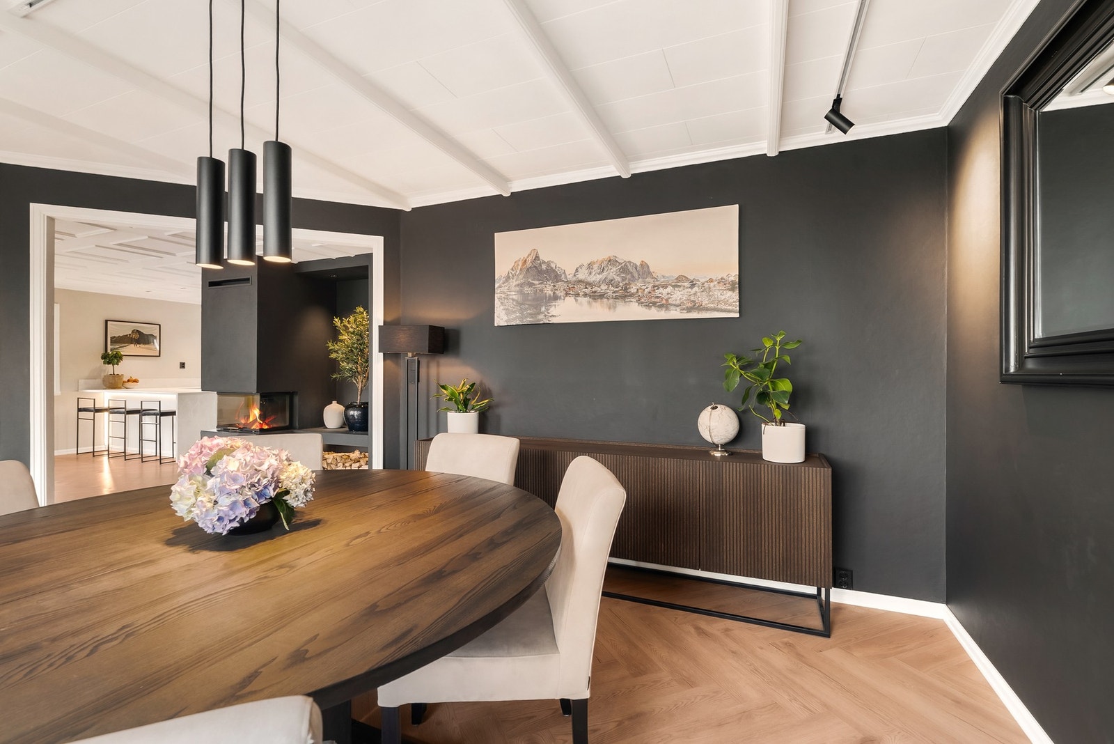 Fra spisestuen er det åpen siktlinje mot stuen og peisen. Galleribilde