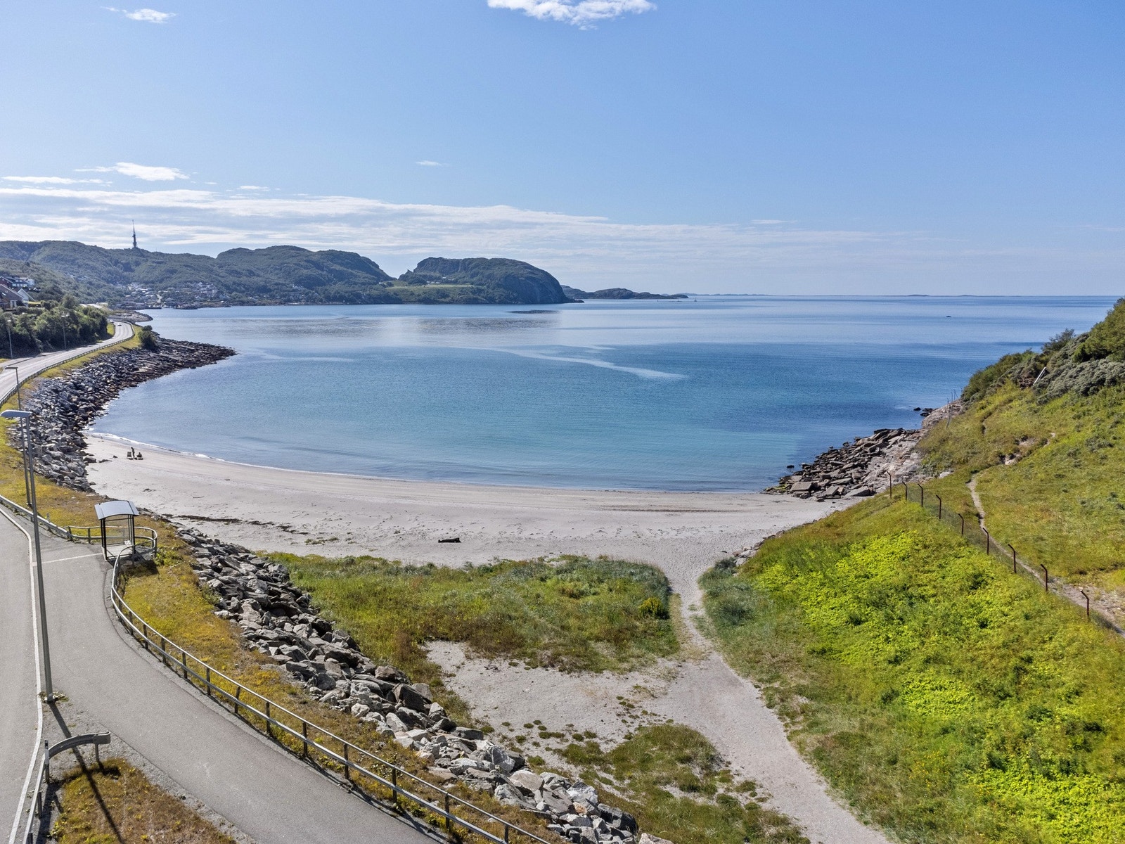 Populære Bremnes strand, ligger like i nærheten Galleribilde