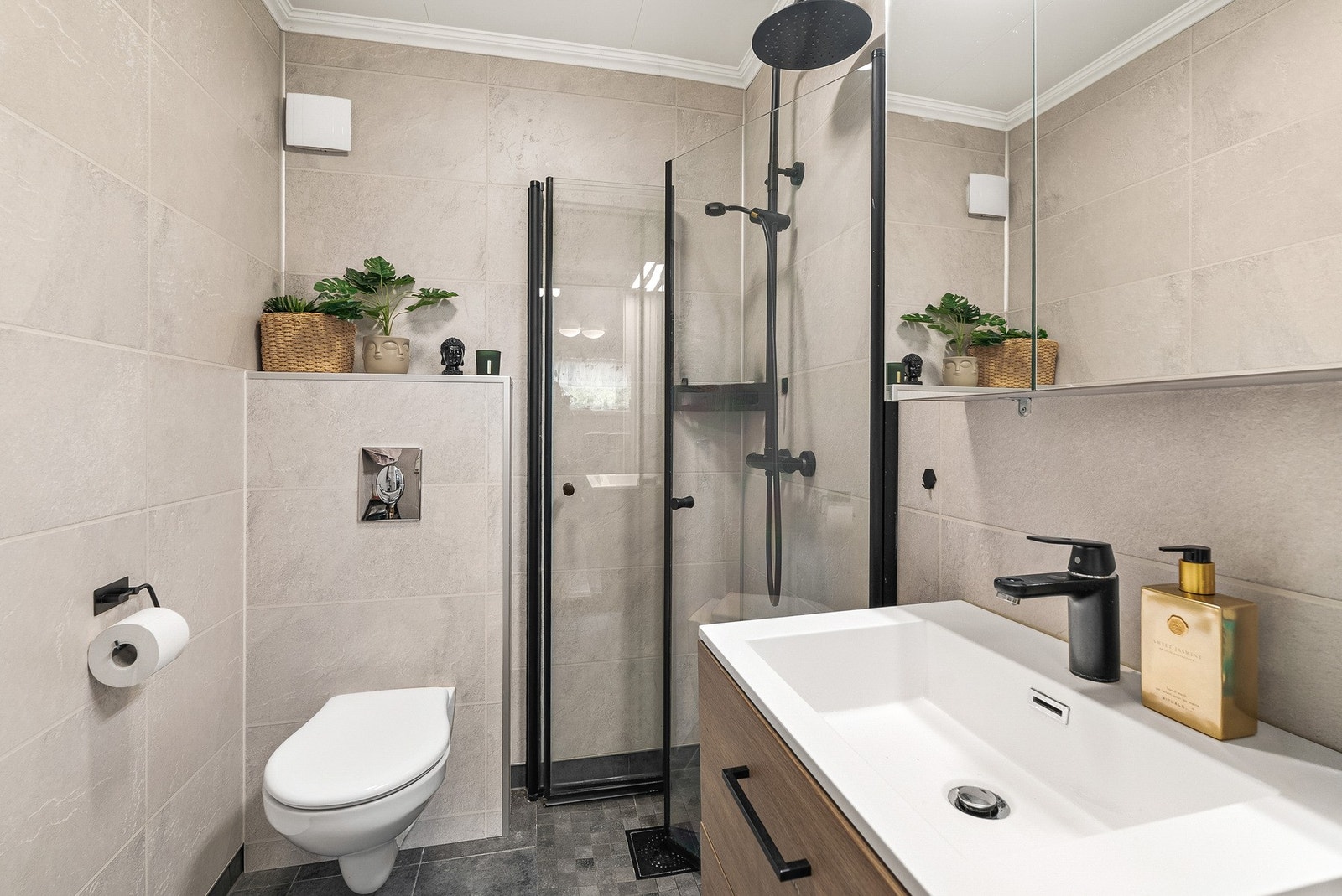 Badet i utleiedelen ble etablert i 2021 og har flislagt gulv med varmekabler. Galleribilde