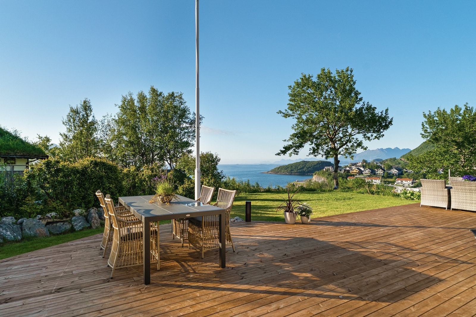 God plass til både spisebord og loungegruppe på terrassen. Galleribilde