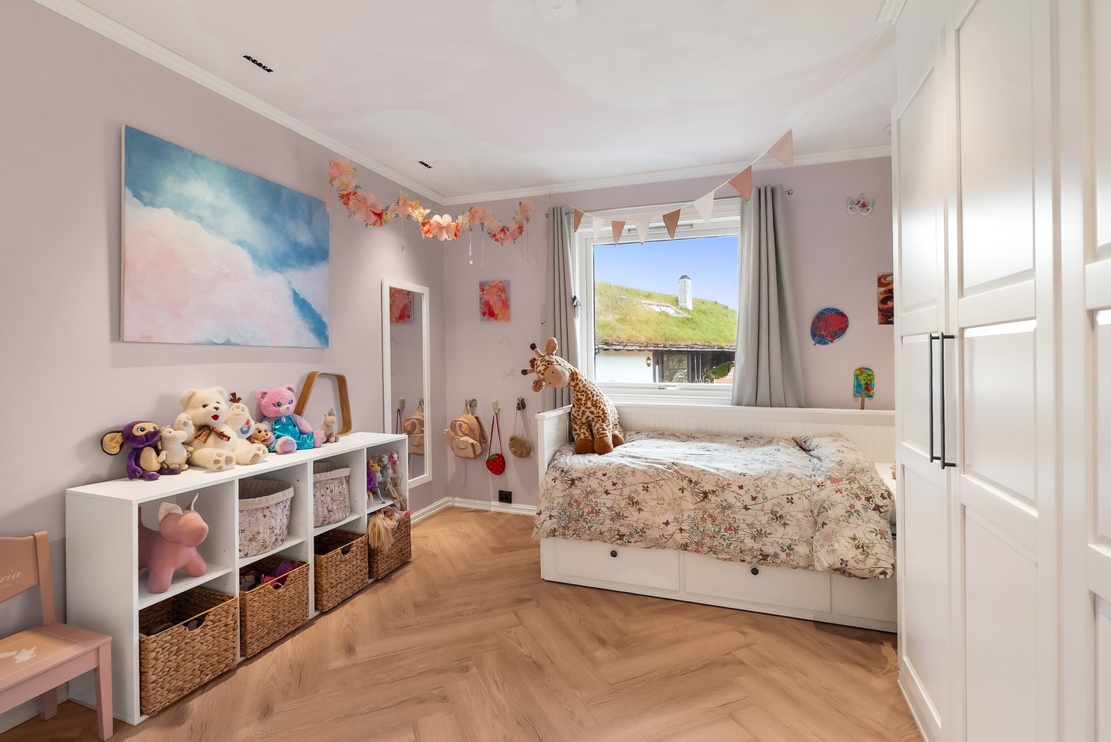 Ett av to soverom i første etasje, med god plass til seng og oppbevaring. Galleribilde