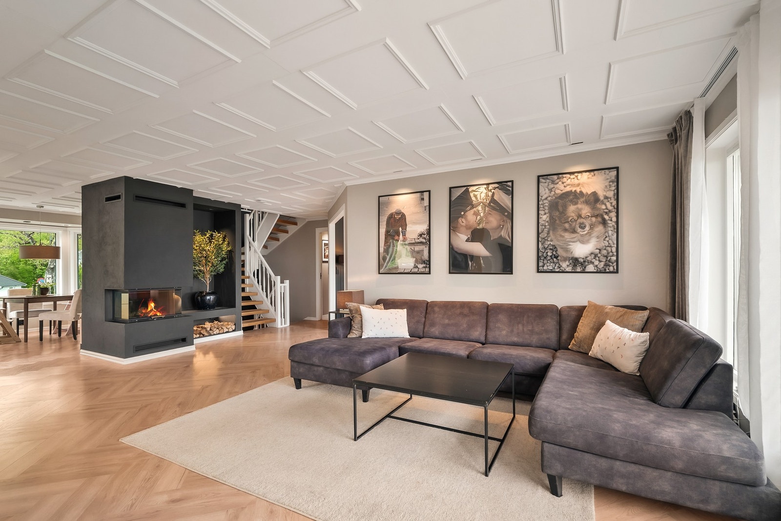 Stuen har god plass til en stor sofagruppe. Galleribilde