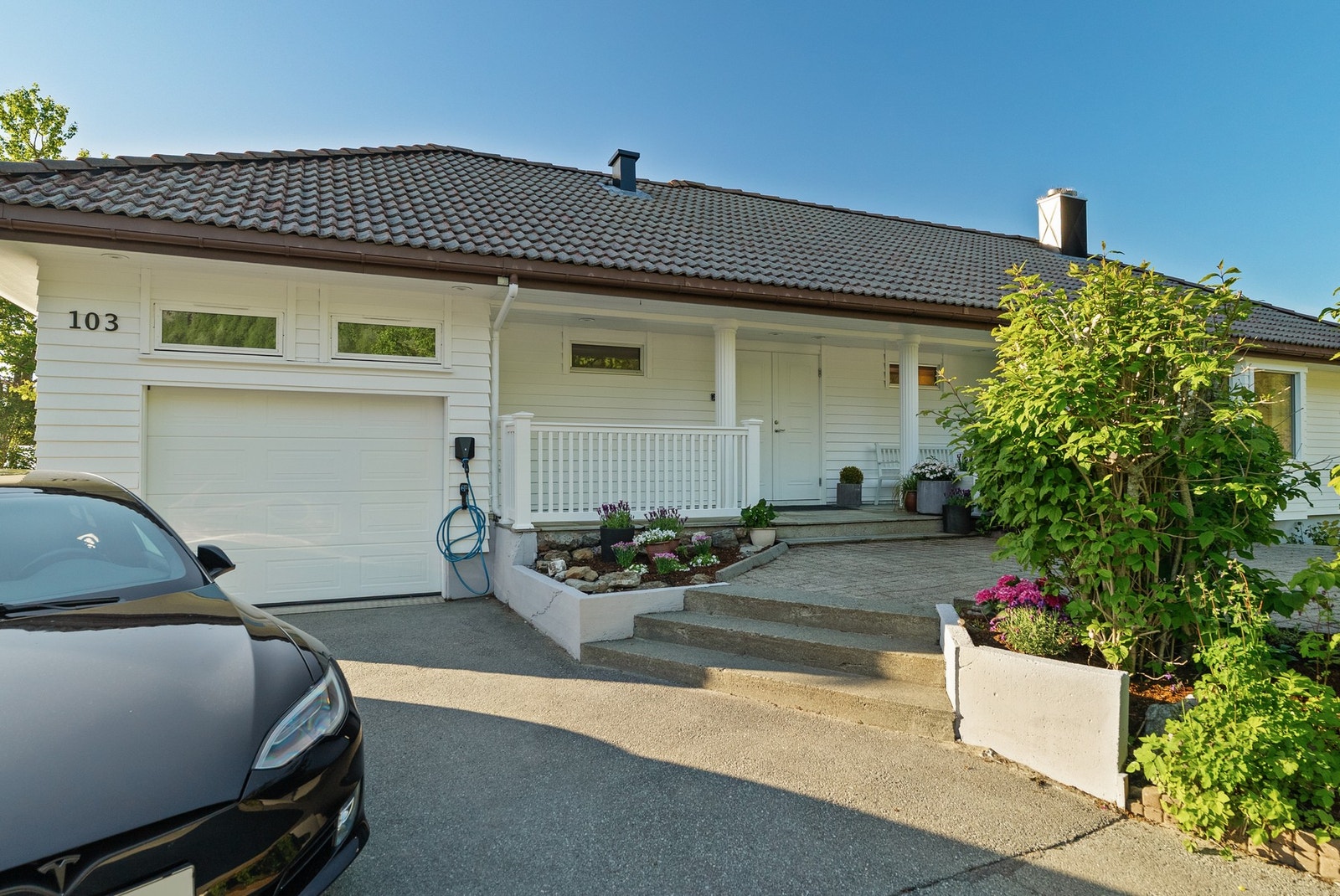 Integrert garasje med el-billader(2023) på vegg Galleribilde