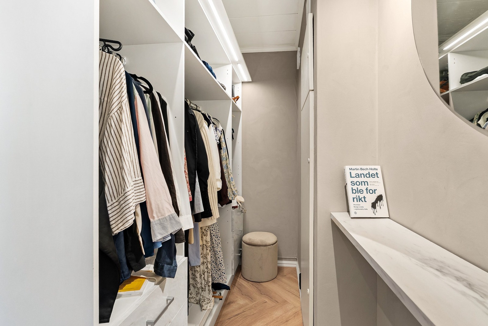 Walk-in-garderobe i tilknytning til soverommet i underetasjen. Galleribilde