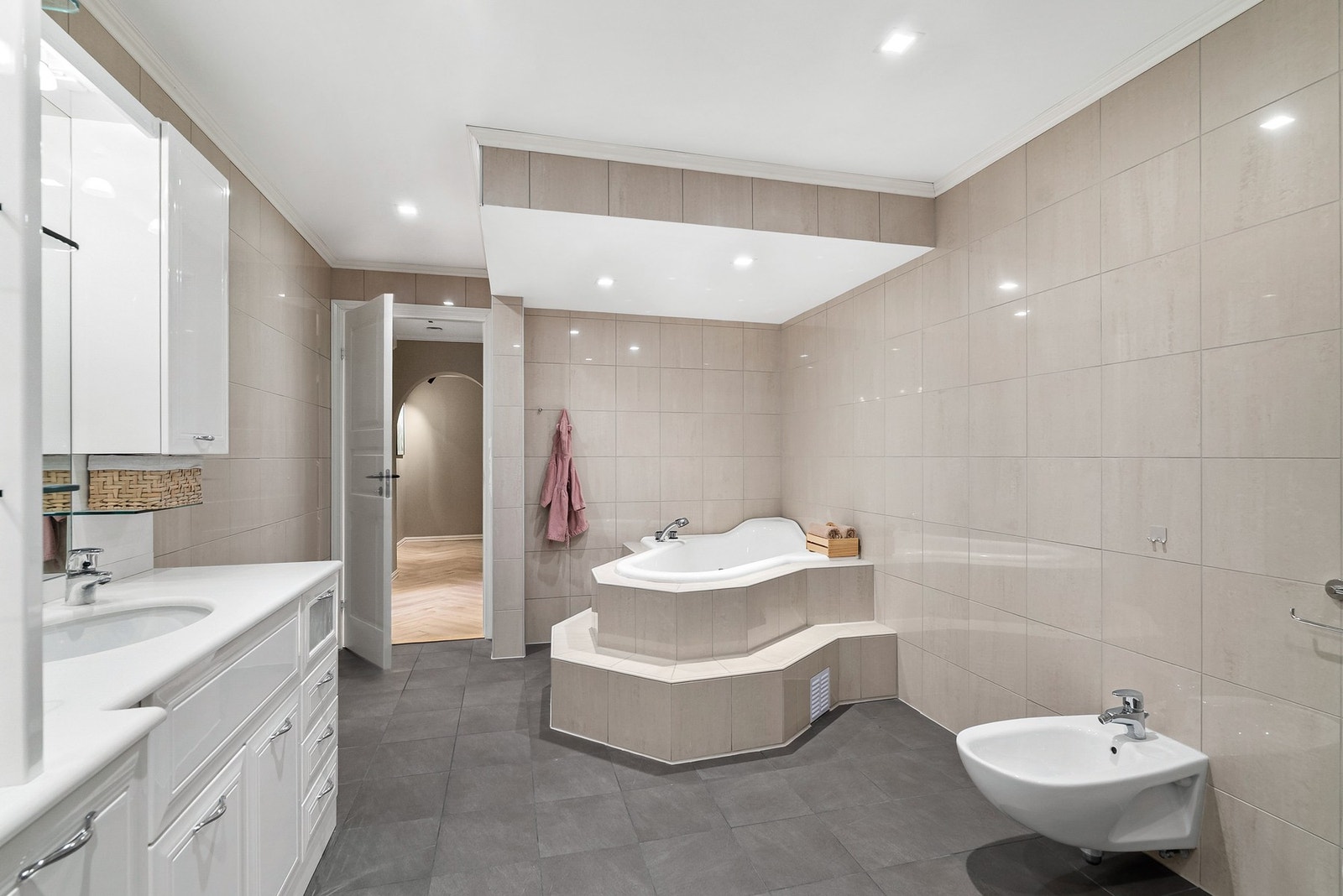 Badet er utstyrt med både dusjkabinett og badekar for ekstra komfort. Galleribilde