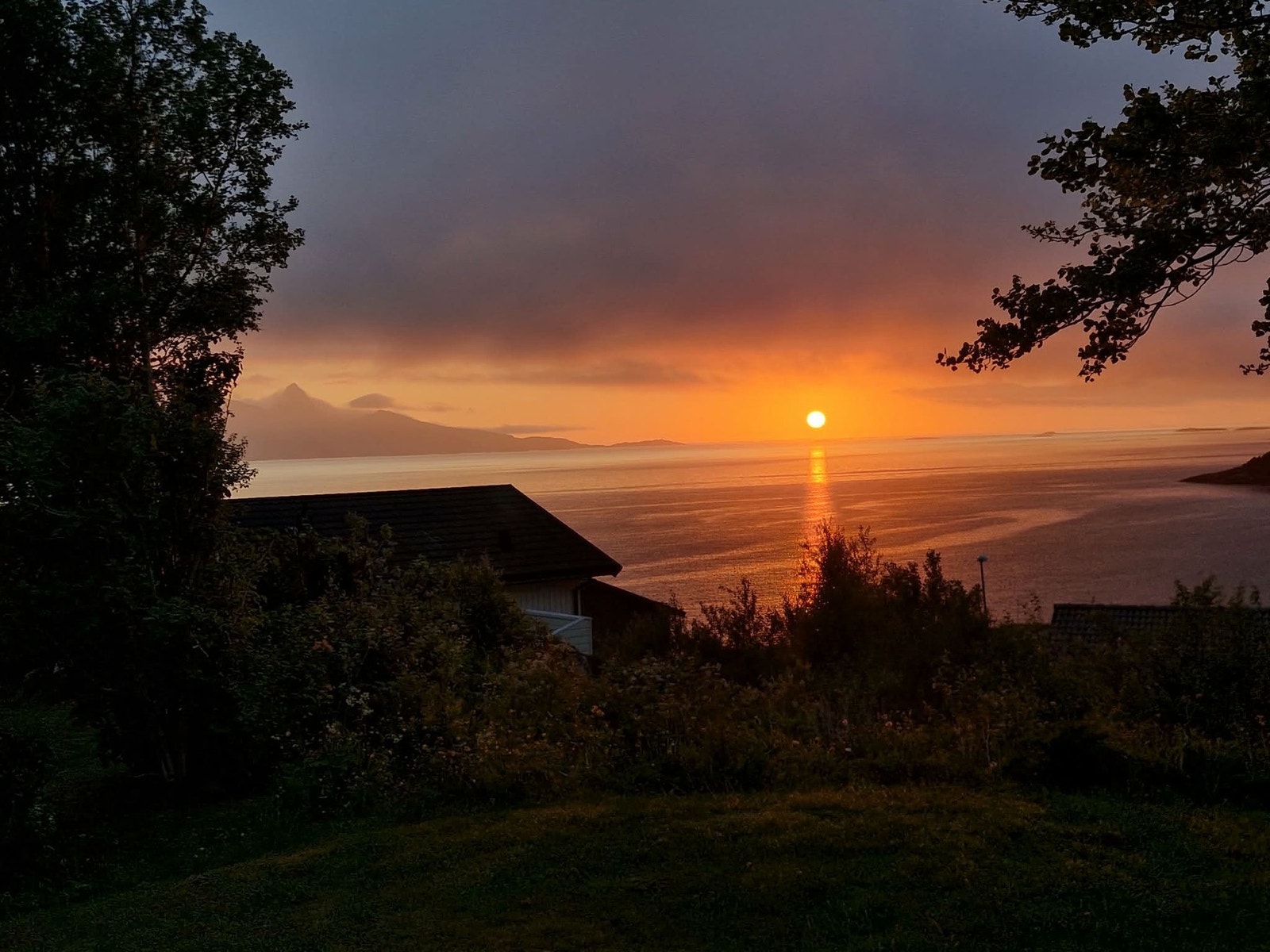 Her på vakre Norsia får man virkelig nyte Nord-Norge på sitt beste - Prakfull midnattsol Galleribilde