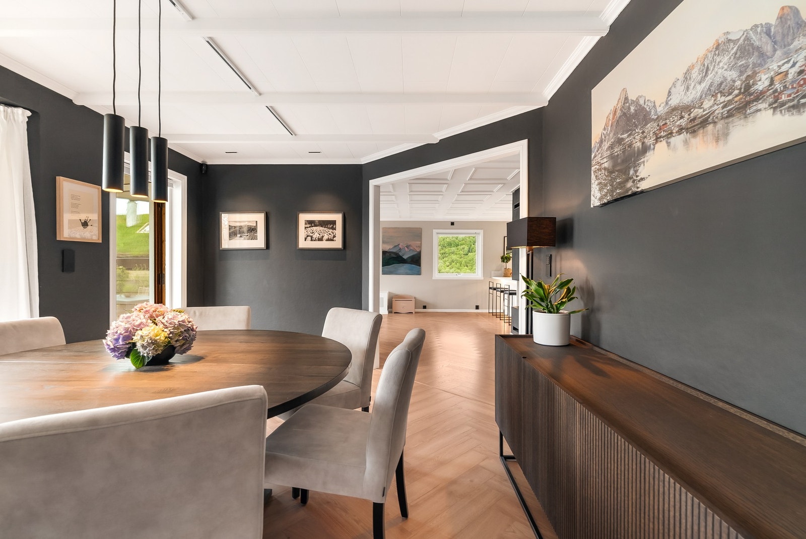 En egen sone for spisestue, perfekt for måltider med familie og venner. Galleribilde