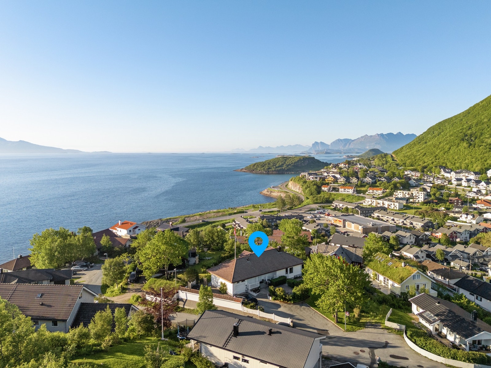 Boligen ligger svært fint til på en høyde - Grenser mot kommunalt grøntareal Galleribilde