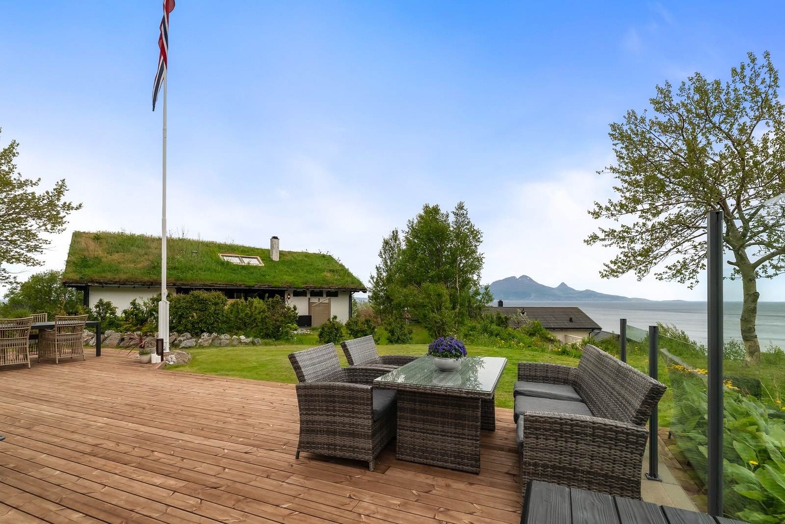 Fra terrassen kan man nyte utsikten mot havet og nærområdet. Galleribilde