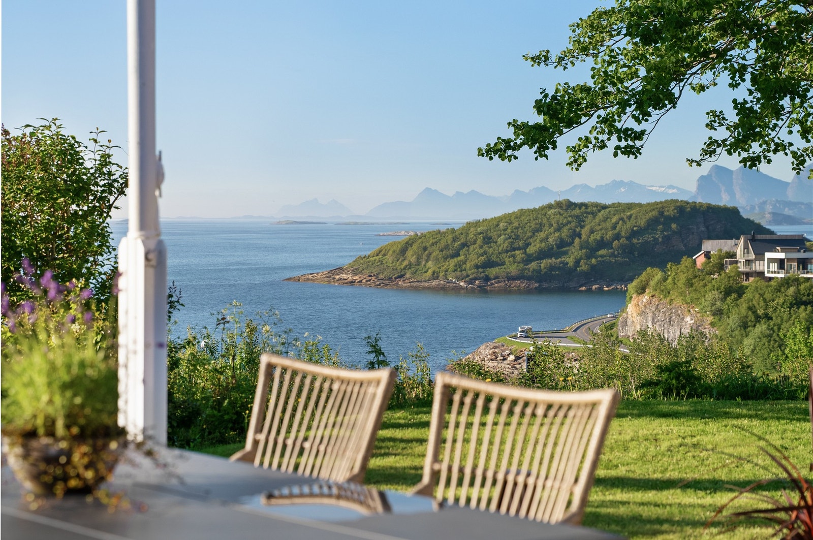 Her kan du følge med på båttrafikken og nyte den nordnorse naturen fra egen terrasse. Galleribilde