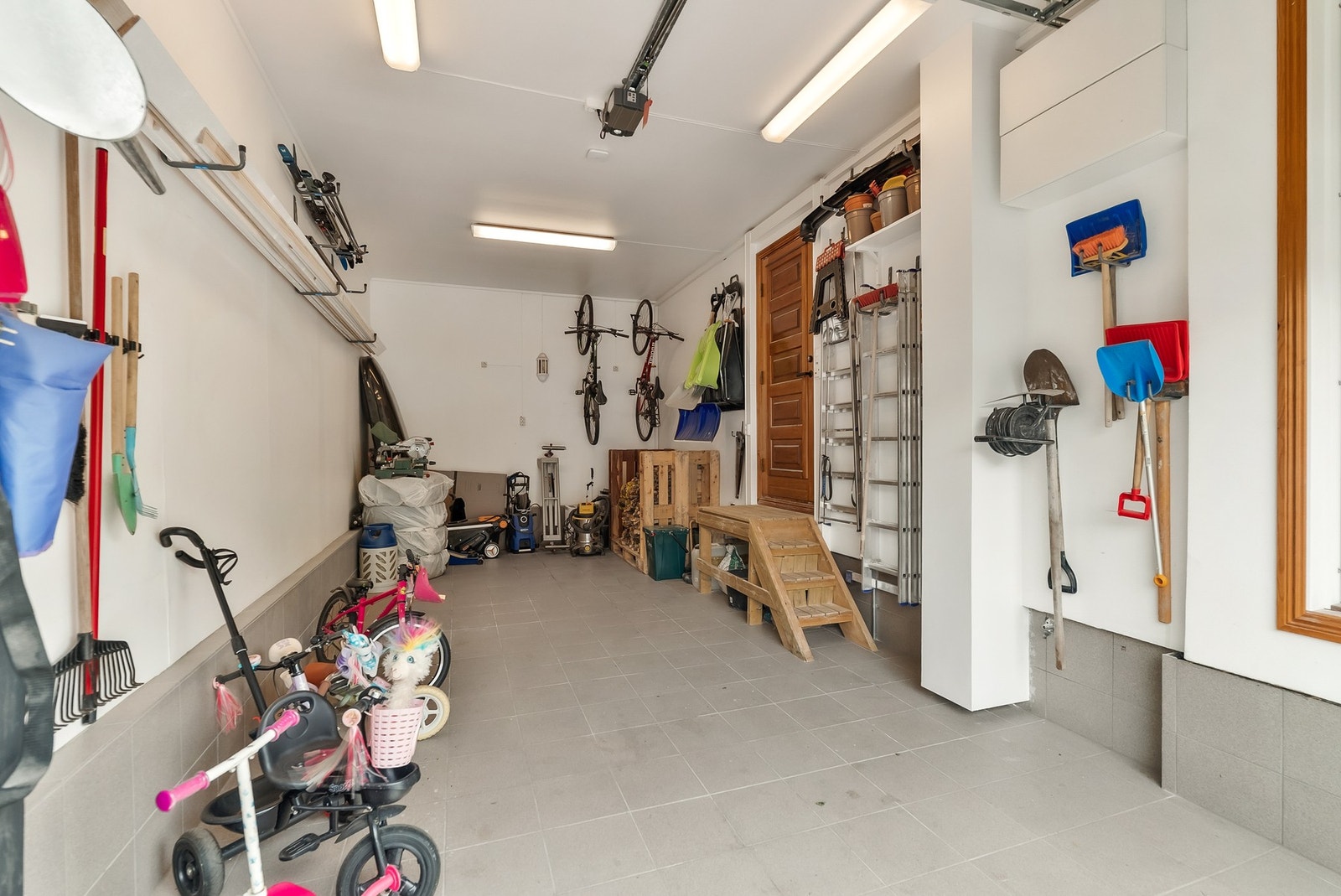 Integrert garasje med flislagt gulv (varme) og intern adkomst til boligen. Galleribilde