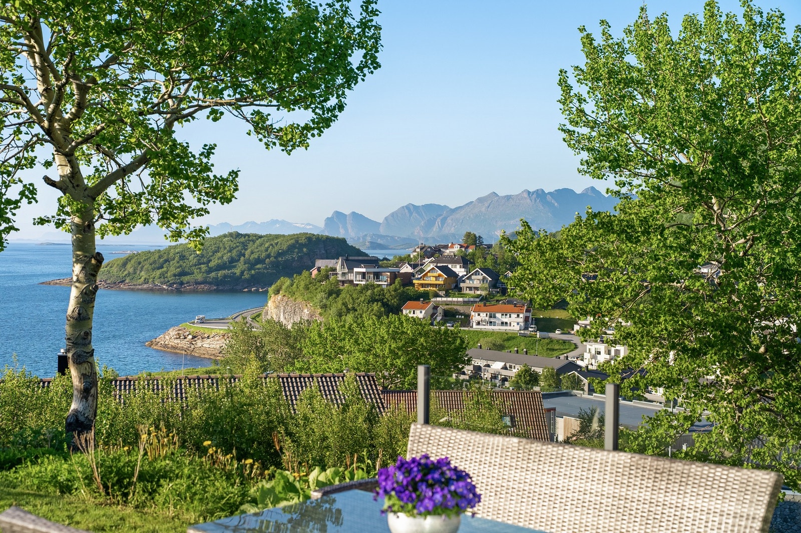Fra terrassen kan man nyte utsikten mot havet og nærområdet. Galleribilde