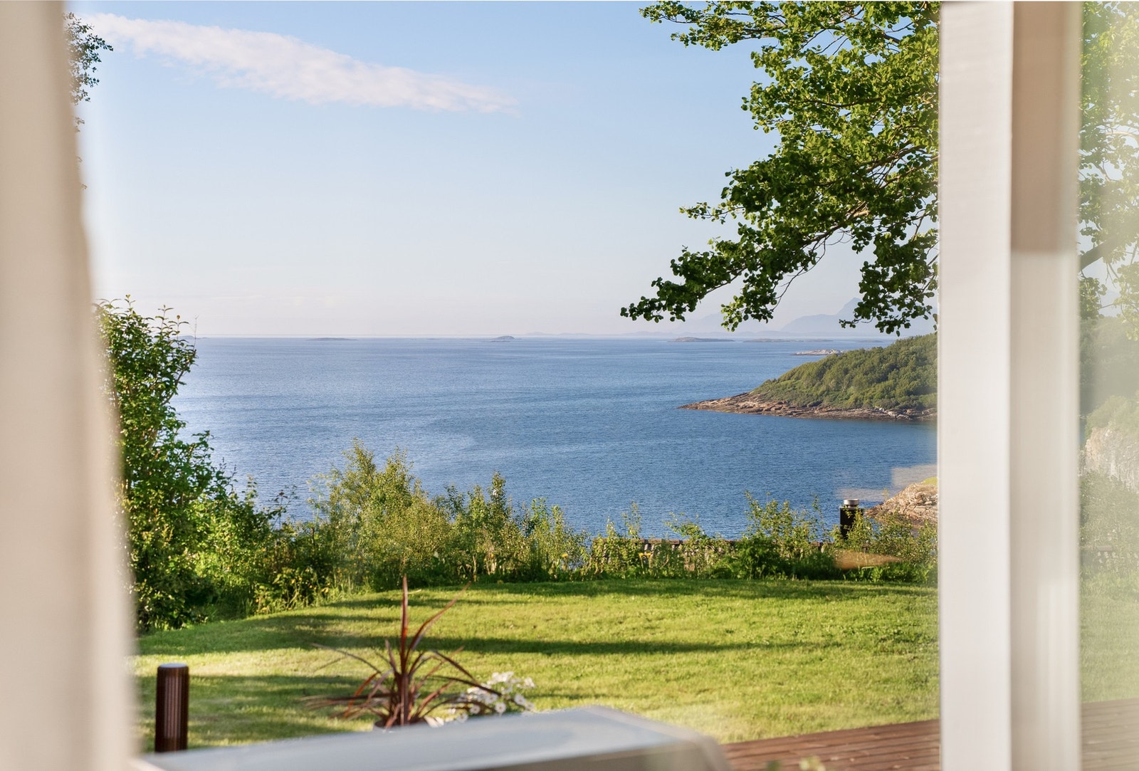 Den grønne og frodige hagen rammer inn utsikten mot havet. Galleribilde