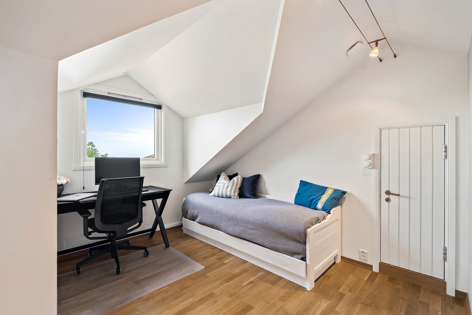 Loftsetasjen er innredet med et romslig soverom og et kontor/loftsrom i ett - Adkomst til bod med rikelig lagringsplass Galleribilde