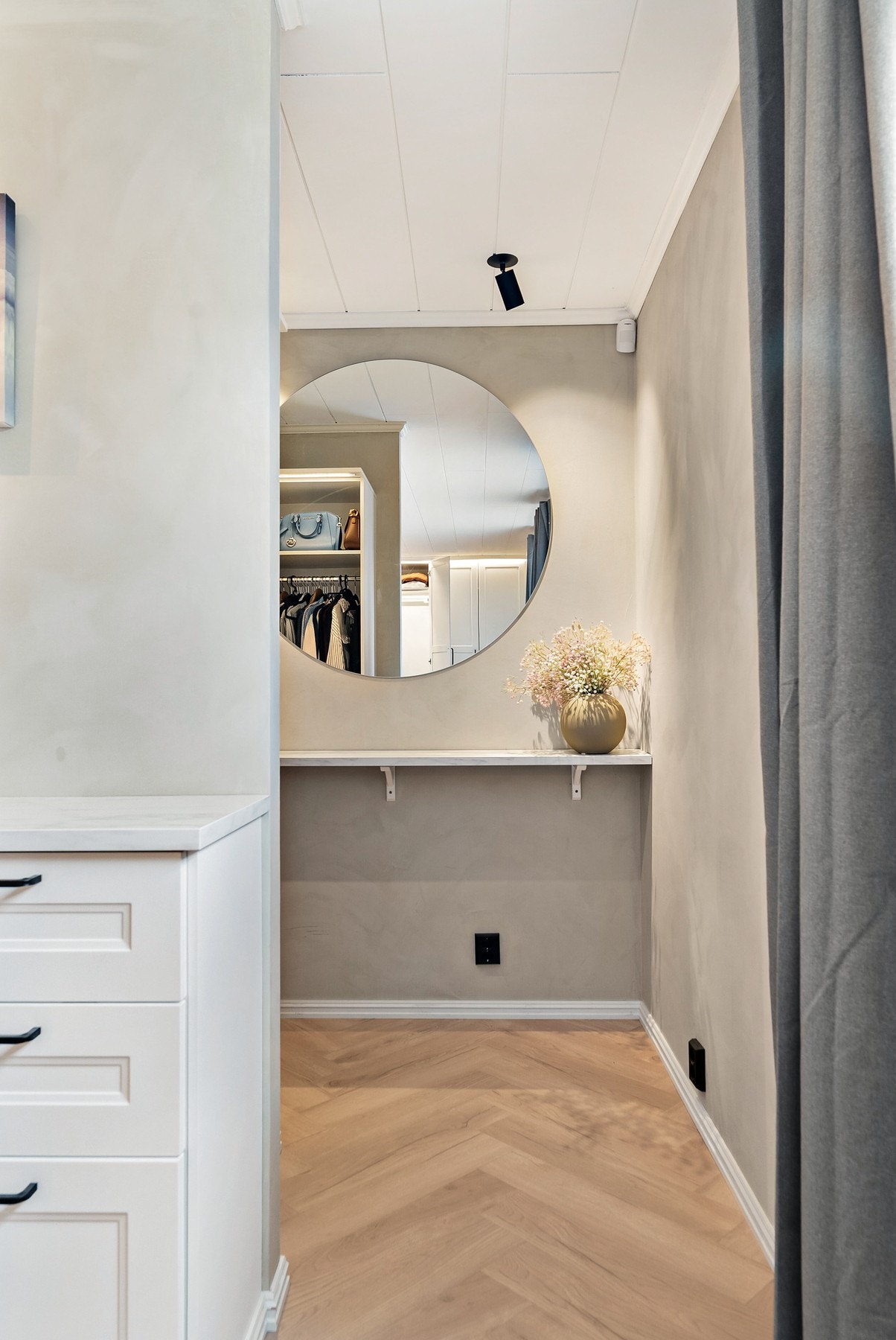 Gjennomgang til garderobe fra soverommet. Galleribilde