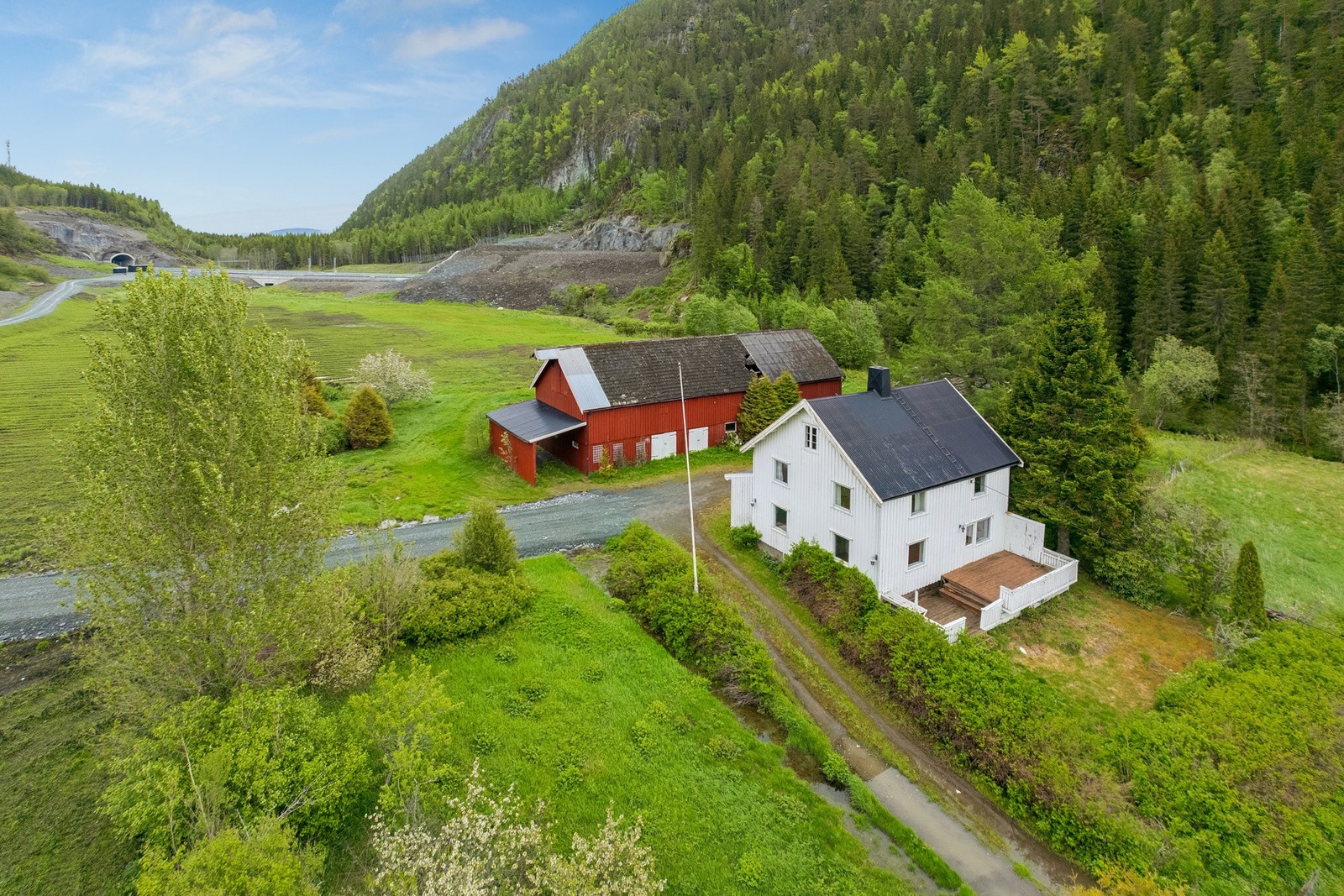 Eiendom på over 500 daa med jaktrettigheter, dyrkamark og skog. Tunet består av driftsbygning og enebolig. Galleribilde