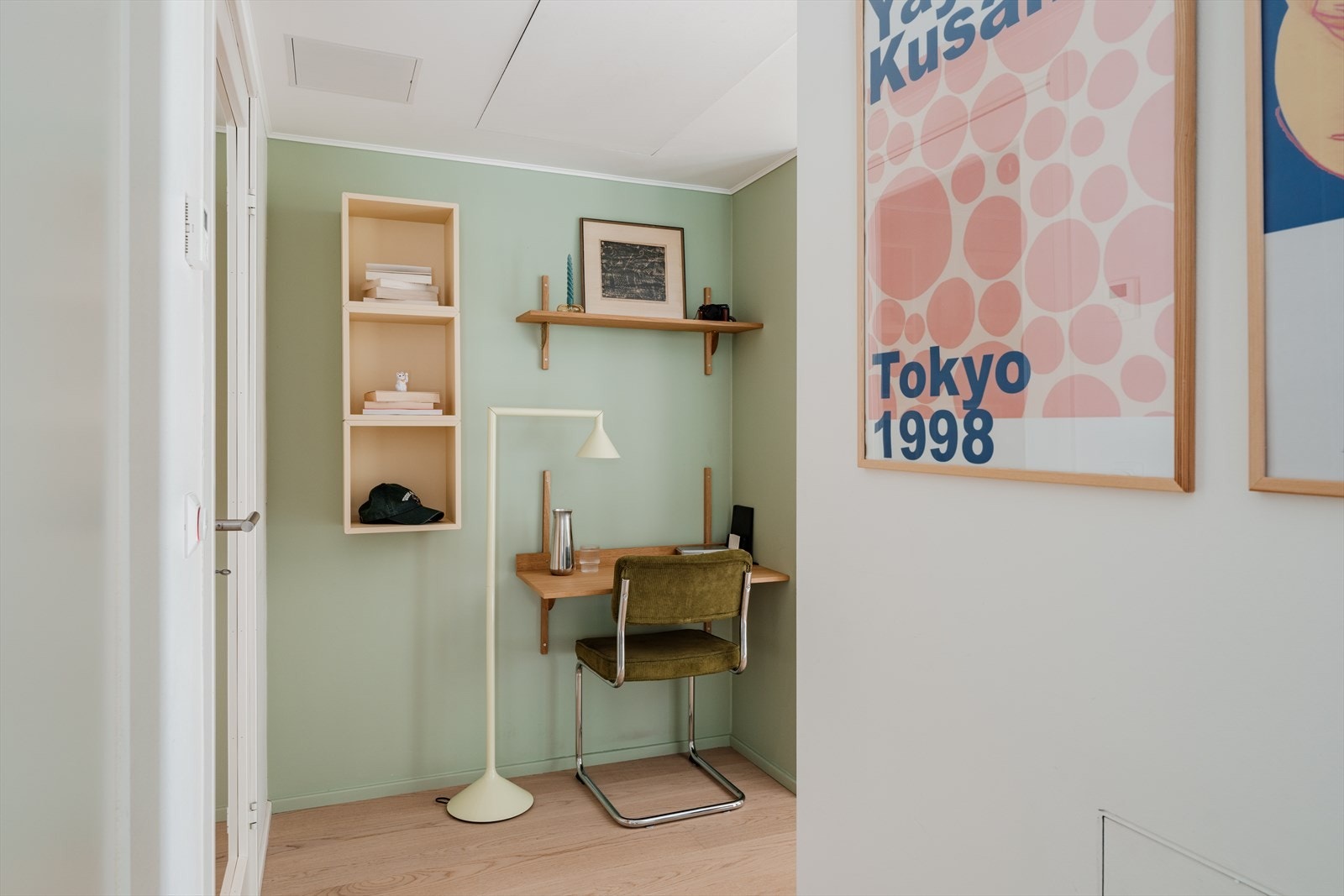 Hele boligen er malt i nydelige fargetoner, og gulvene er belagt med pen, lys parkett med behagelig gulvvarme. Plassen er godt nyttet med plass til hjemmekontor! Galleribilde
