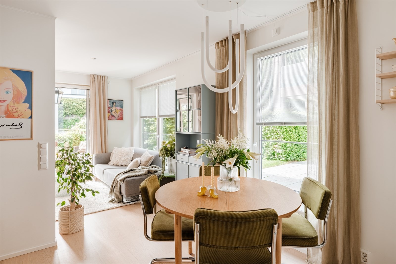 Det er god plass til et hyggelig spisebord! Legg merke til de store vindusflatene som slipper inn godt med naturlig lys i boligen Galleribilde