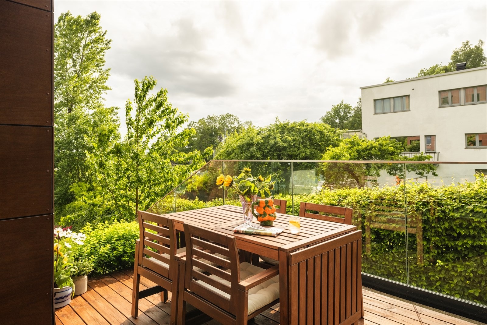 Terrassen er nordvest-vendt og har sol fra rundt kl. 14.30 til ca. kl. 20.00 store deler av sommerhalvåret Galleribilde