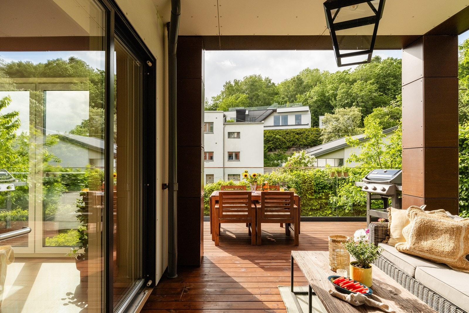 Fra stuen og soverommet er det utgang til en stor terrasse på ca. 25 m² Galleribilde