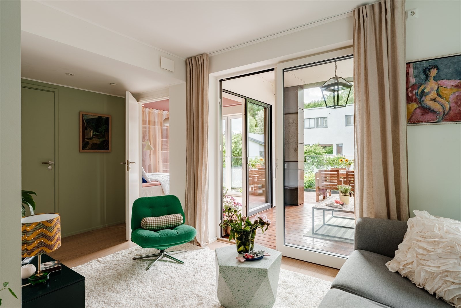 Smakfull og moderne 2-roms hjørneleilighet, i første etasje med stor terrasse, heis og garasjeplass. Galleribilde