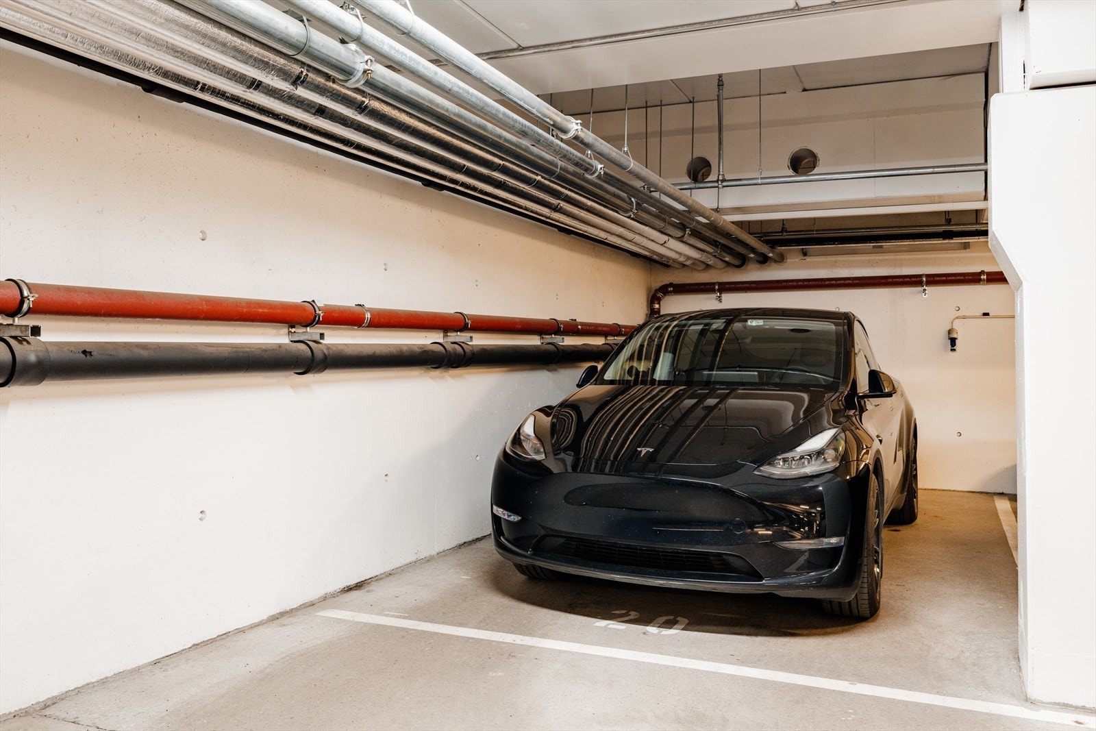 Leiligheten disponerer en parkeringsplass i felles garasjeanlegg. Det er mulig å legge opp strøm fra strømskap i kjelleren for å installere ladeboks. Galleribilde
