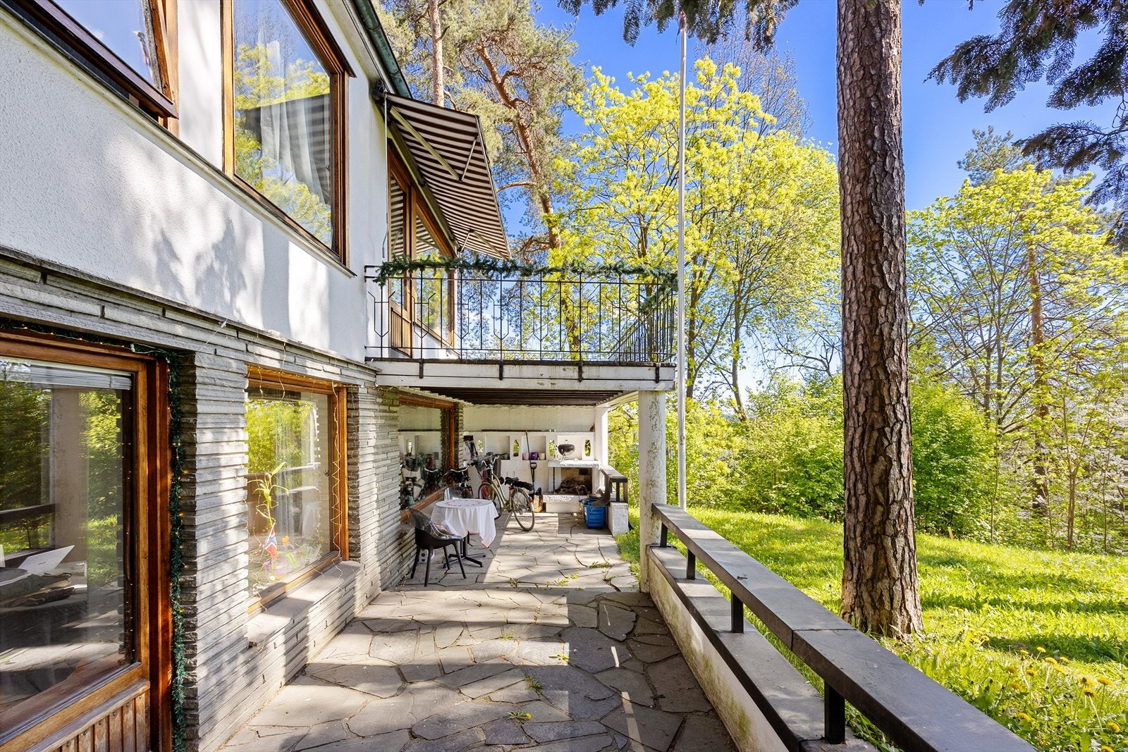 P4A0730Fra kjelleren er det utgang stor terrasse Galleribilde