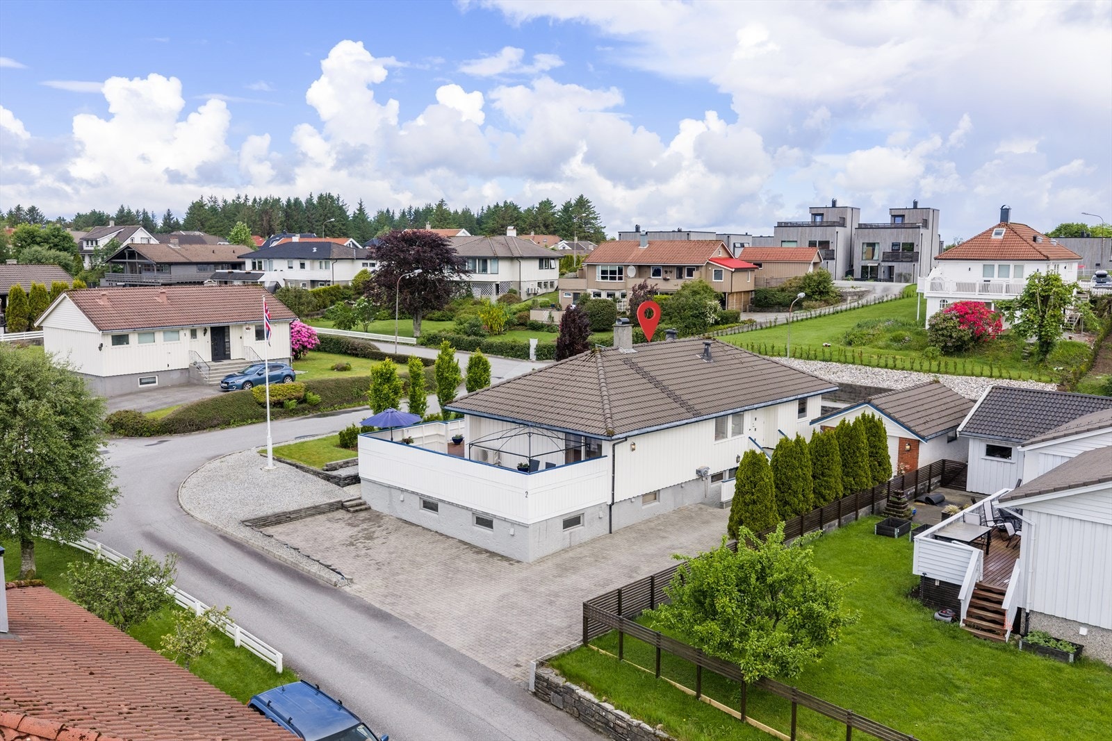 Romslig gårdsrom med god god parkering Galleribilde