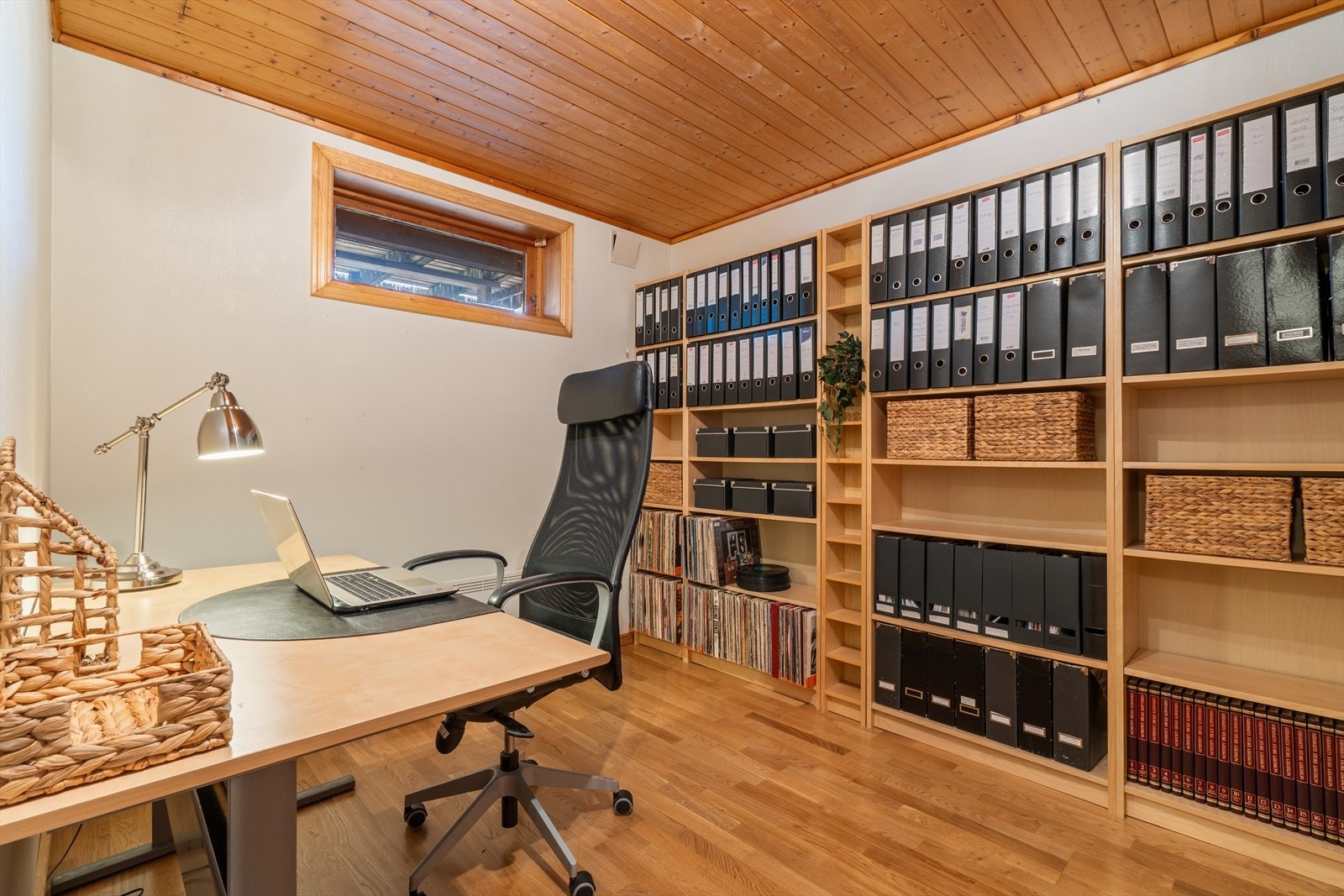 Innredet rom som i dag benyttes som kontor. Ideelt for en uforstyrret arbeidsplass. Galleribilde