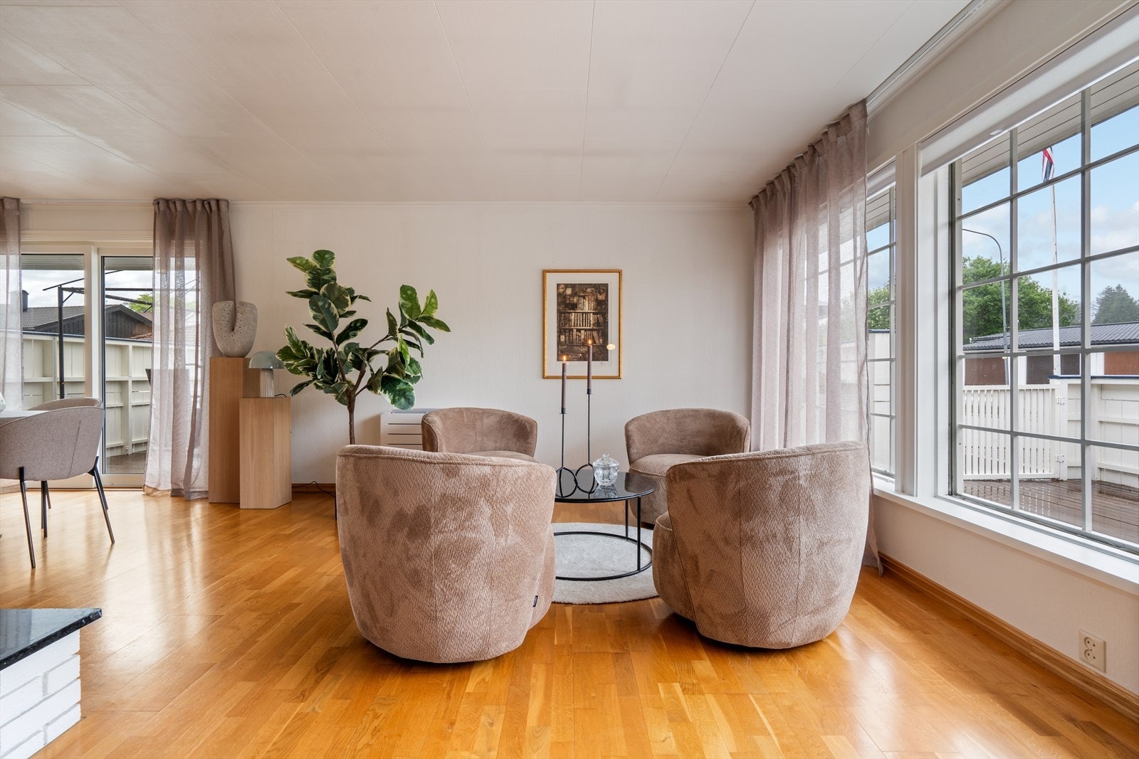 Store vindusflater gir rikelig med dagslys inn i oppholdsrommene. Galleribilde