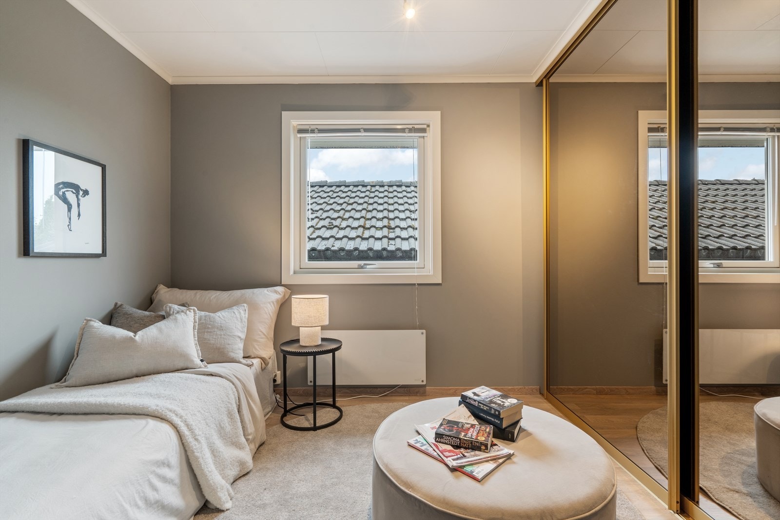 Også her er det en praktisk skyvedørsgarderobe med speilfronter. Galleribilde