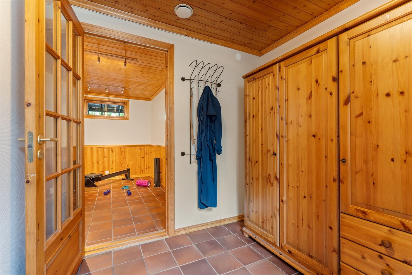 Fra gangen i kjelleren er det tilgang til flere boder og innredede rom. Galleribilde