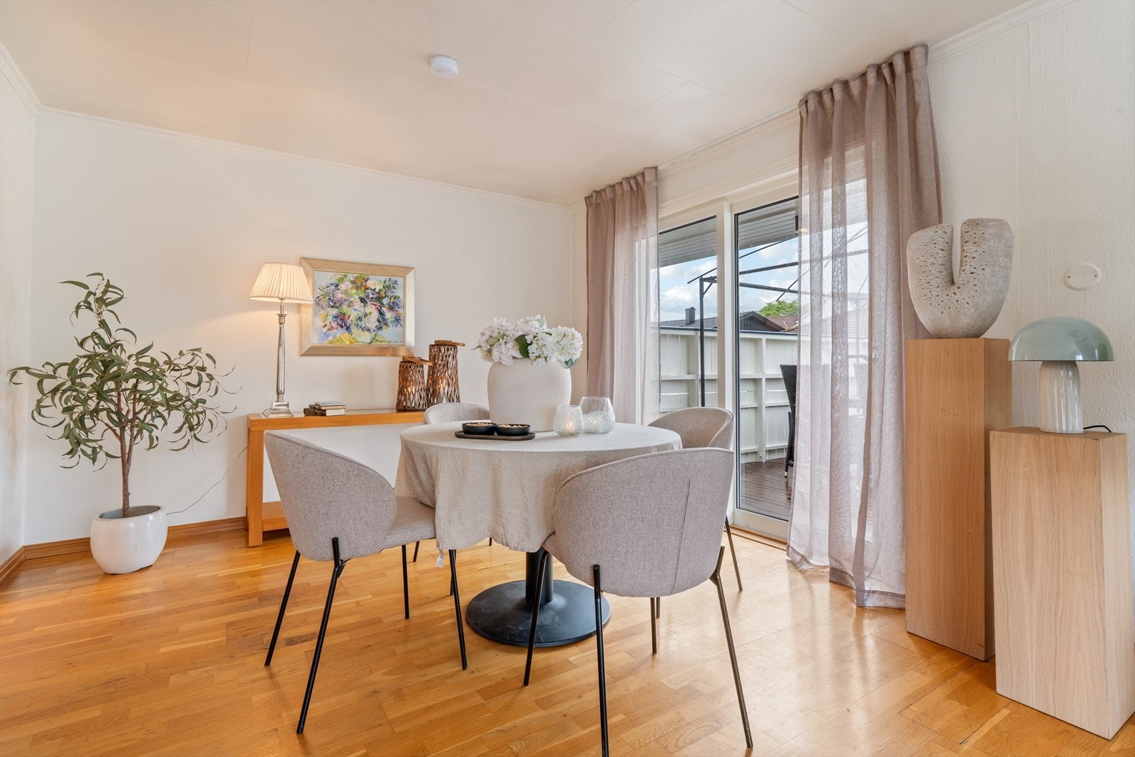 Fra spisestuen er det utgang til terrassen via en skyvedør. Galleribilde