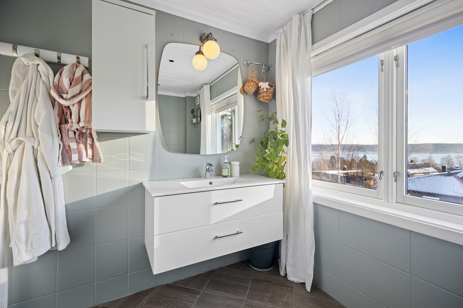 Baderommet, opplyst rehabilitert i 2002 med enkelte oppgraderinger i 2019, fremstår som stilrent og funksjonelt med flislagt gulv med gulvvarme og flislagte vegger. Galleribilde