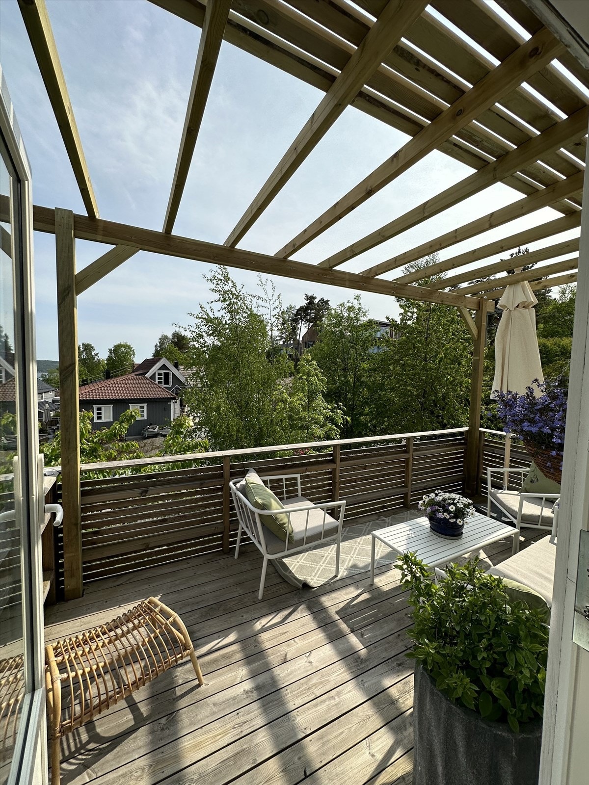 Terrassen blir en naturlig forlengelse av boligens oppholdsarealer, perfekt for lange sommerdager med gode solforhold. Galleribilde