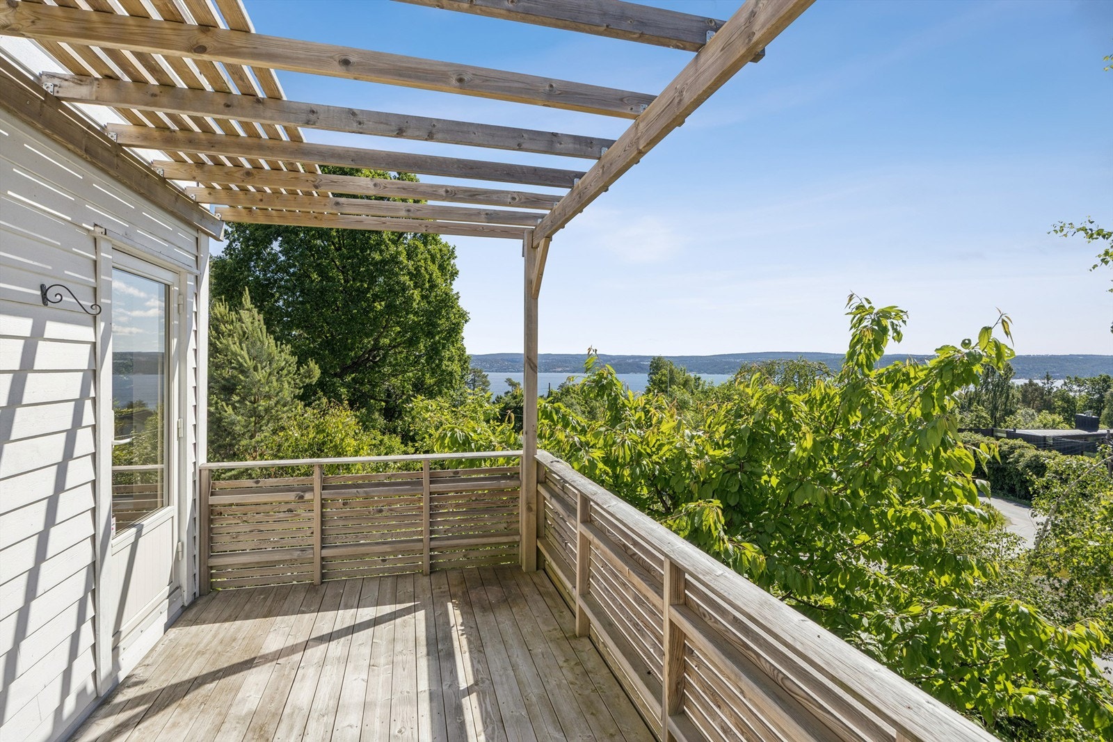 Adkomst fra stuen til solrik terrasse på 18 kvm. Galleribilde