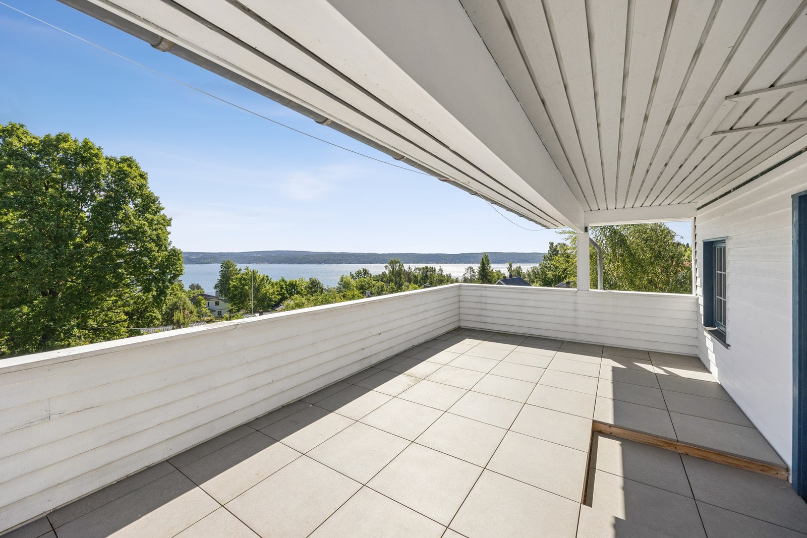 Takterrassen på 30 kvm er delvis overbygget og har panoramautsikt mot fjorden. Galleribilde