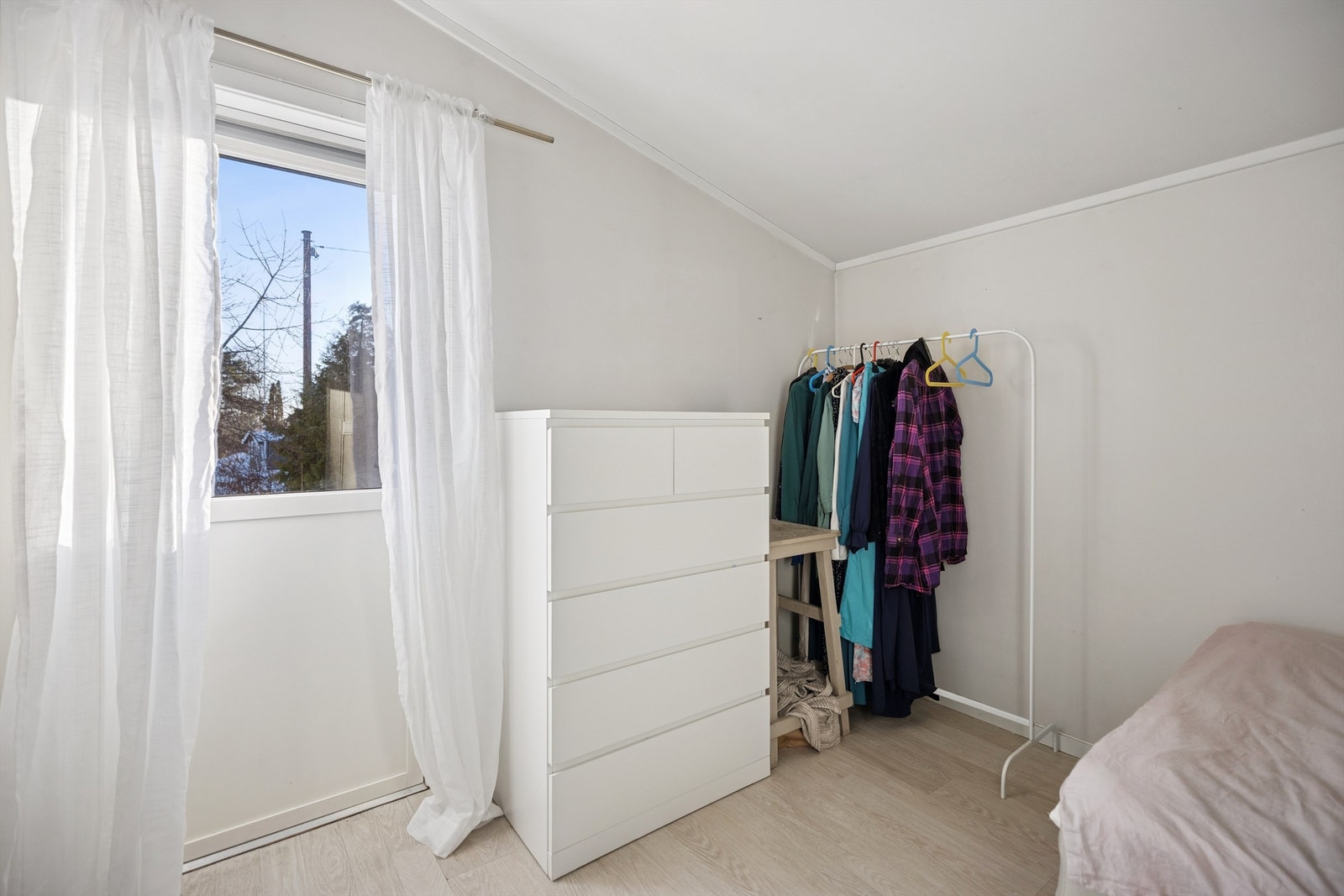 Romslig soverom med adkomst til sydvest-vendt terrasse på 7 kvm. Galleribilde