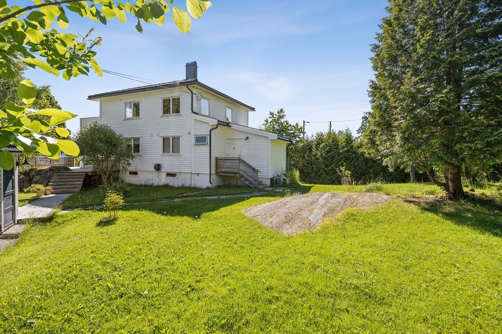 Eiendommen byr på en romslig tomt med en stor og pent opparbeidet hage. Her er det rikelig med plass til både lek, aktivitet og hyggelige stunder utendørs. Galleribilde